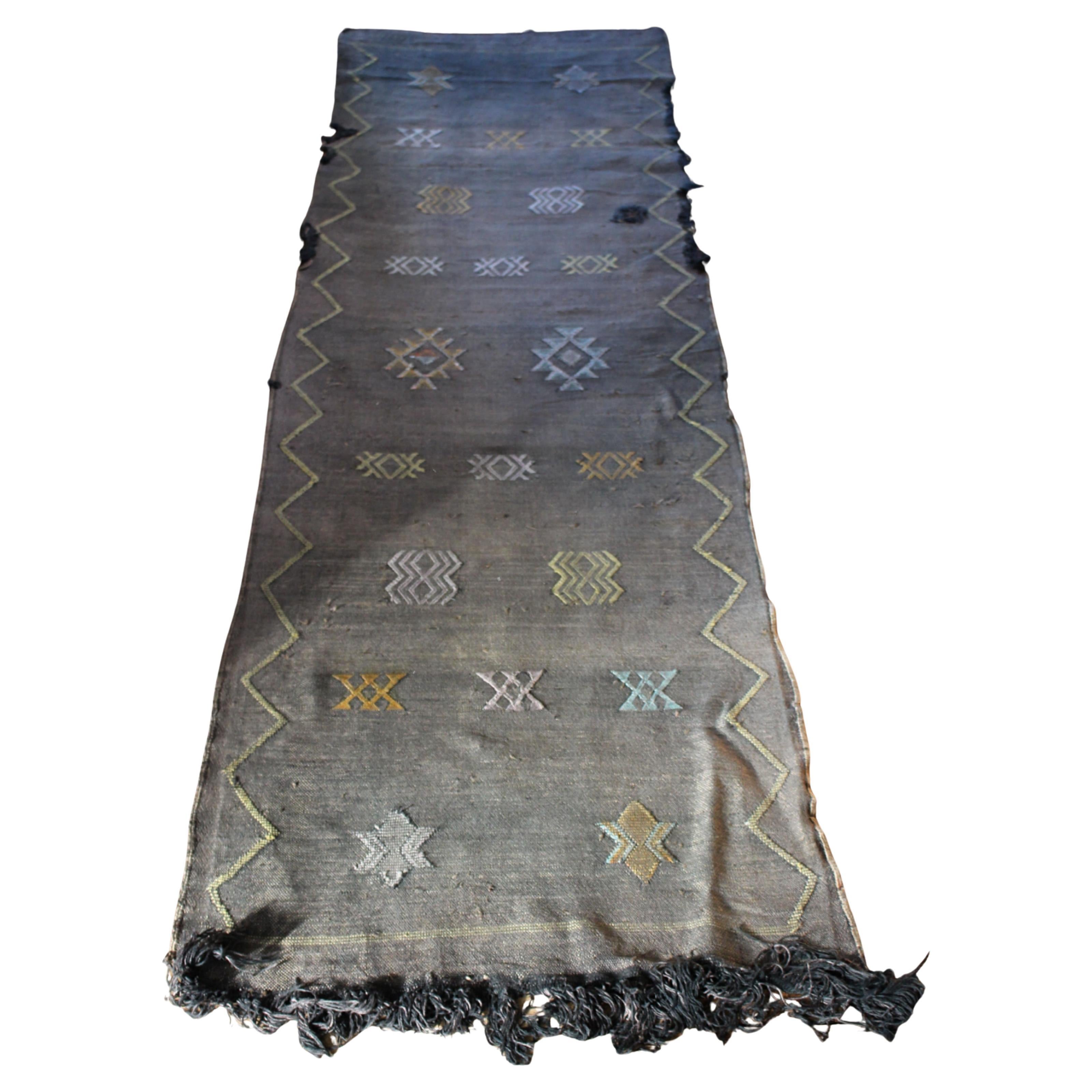 Fin du 20e siècle Marocain Kilim Sabra noir tapis de course en soie de cactus tissé à plat