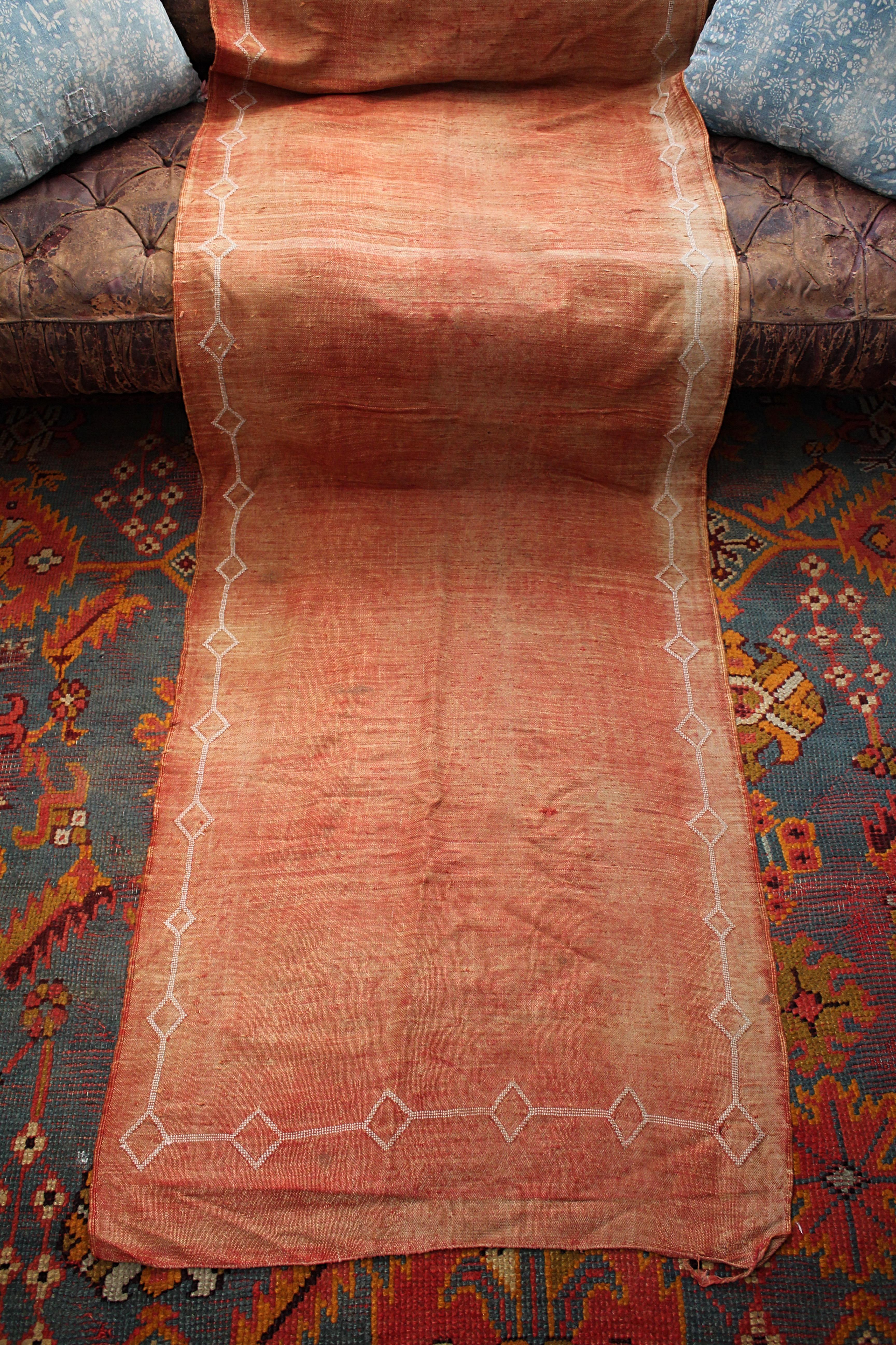 Marocchino Tappeto Runner arancione Kilim a trama piatta in seta di cactus della fine del XX secolo in vendita