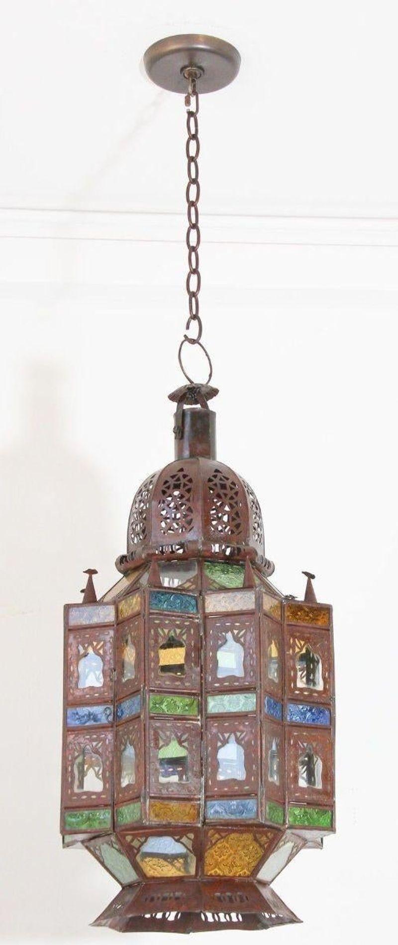 Farol colgante marroquí grande de cristal con diseño morisco. 
Elegante e impresionante Farol marroquí de metal y cristal perforado, con cristal soplado transparente, azul, verde, rojo y dorado alrededor. 
Artesanía muy fina, color de acabado bronce