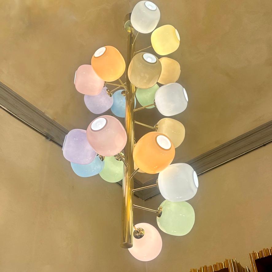 Ce lustre suspendu coloré s'adapte à presque tous les types d'environnements modernes et il est également parfait pour les escaliers.
Le mélange de laiton, de diffuseurs multicolores en verre soufflé de Murano donne à ce lustre une présence douce,