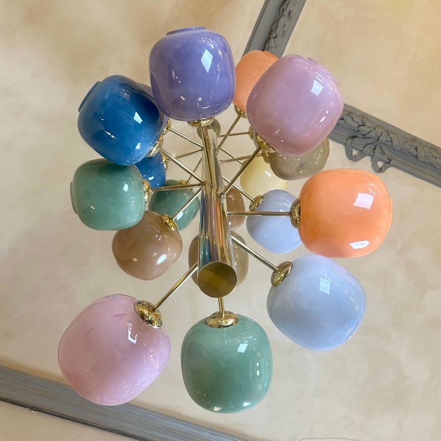 italien Fin du 20e siècle Lustre pendentif en verre de Murano multicolore et laiton en vente
