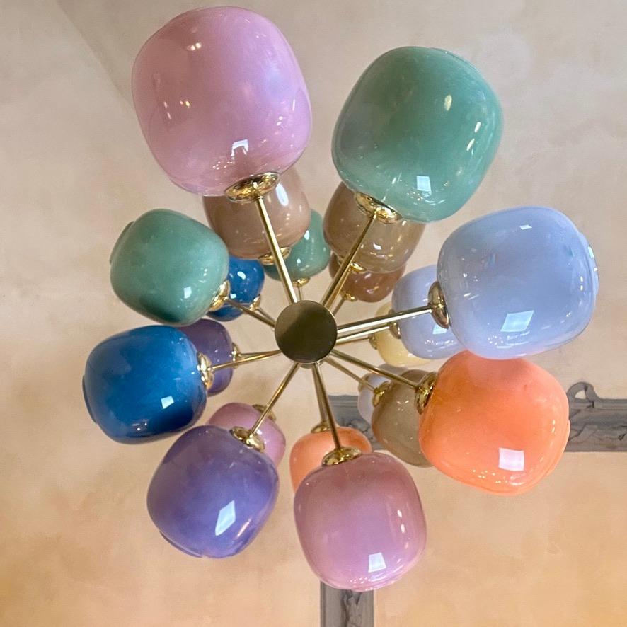 Laiton Fin du 20e siècle Lustre pendentif en verre de Murano multicolore et laiton en vente