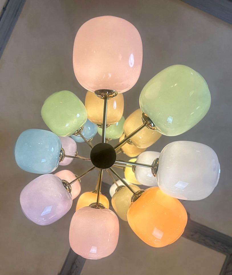 Fin du 20e siècle Lustre pendentif en verre de Murano multicolore et laiton en vente 2