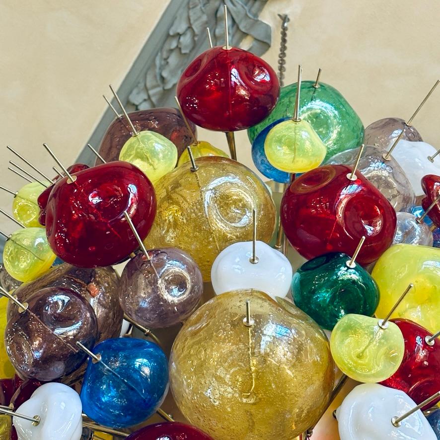 Late 20th Century Multicolored Pulegoso Murano Art Glass and Brass Chandelier For Sale 5