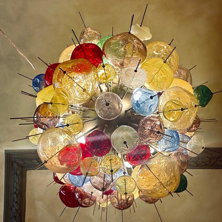 Modern Late 20th Century Multicolored Pulegoso Murano Art Glass and Brass Chandelier For Sale