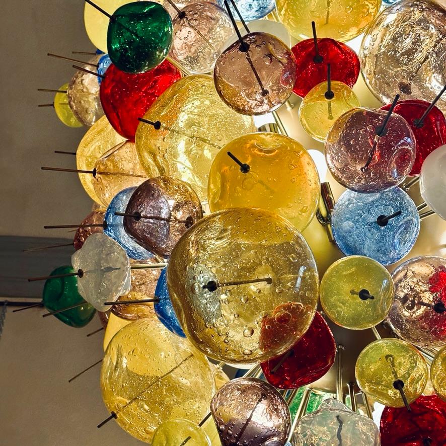Late 20th Century Multicolored Pulegoso Murano Art Glass and Brass Chandelier In Good Condition For Sale In Firenze, Tuscany