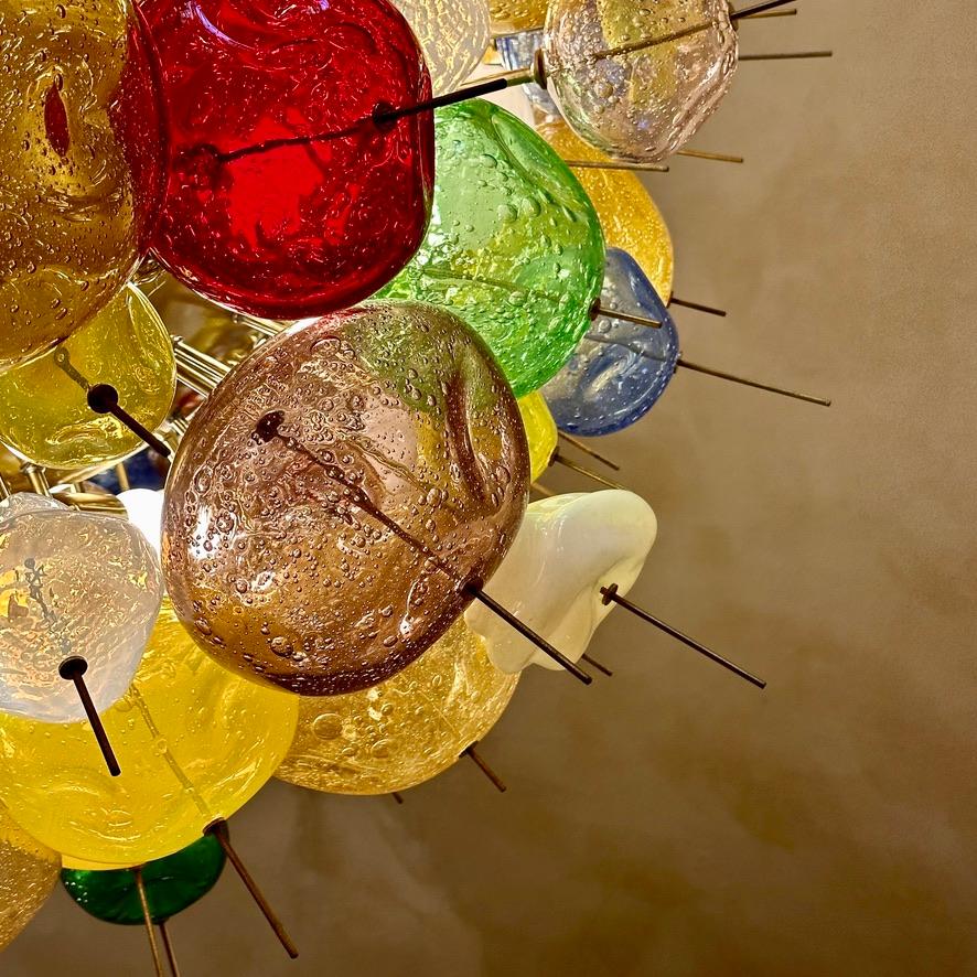 Late 20th Century Multicolored Pulegoso Murano Art Glass and Brass Chandelier For Sale 1