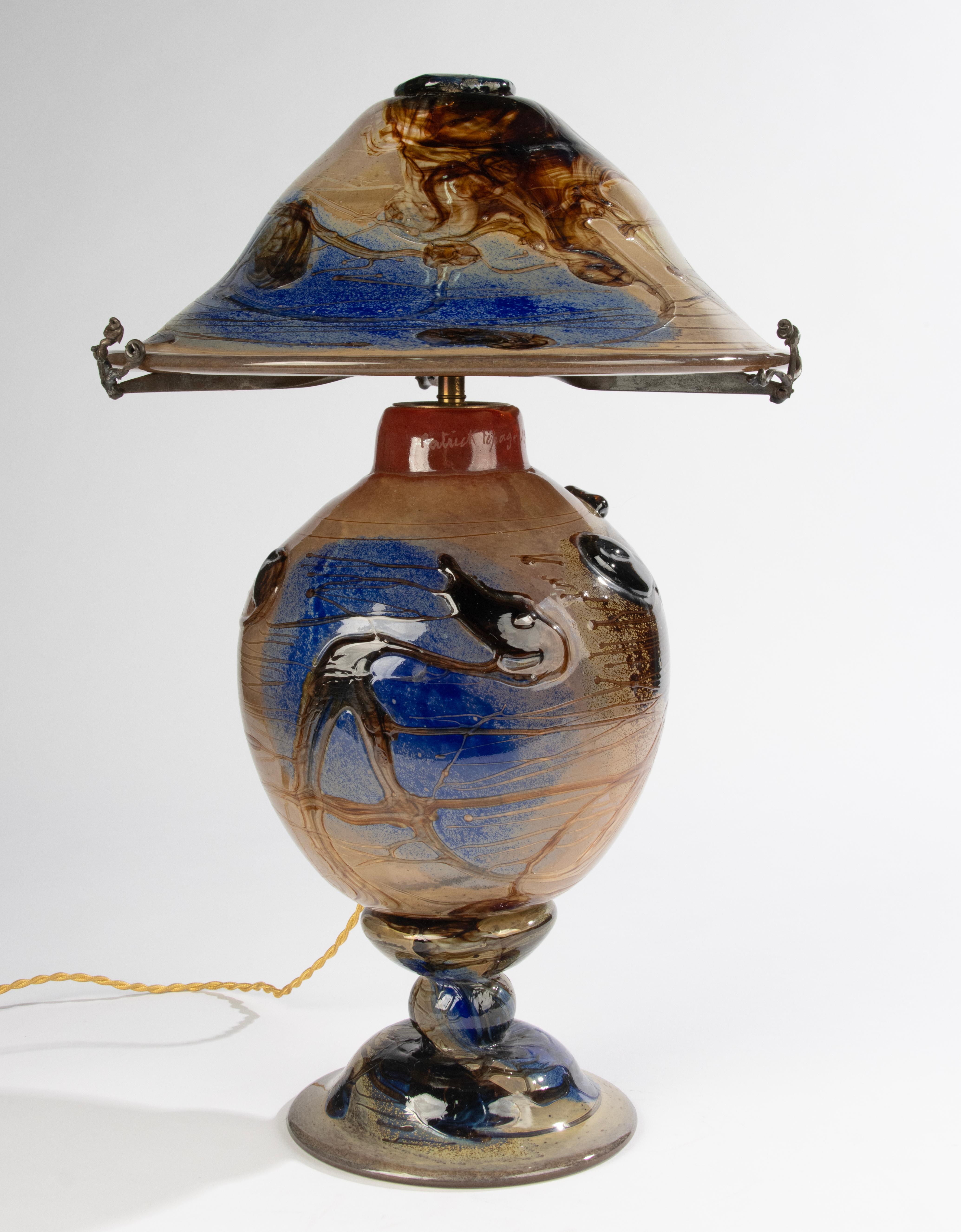  Preciosa lámpara vintage de vidrio artístico Studio A, realizada por el artista francés Patrick Lepage.
La lámpara es de vidrio soplado a boca, con motivos superpuestos en relieve en una hermosa paleta de colores.
La base de la lámpara está firmada