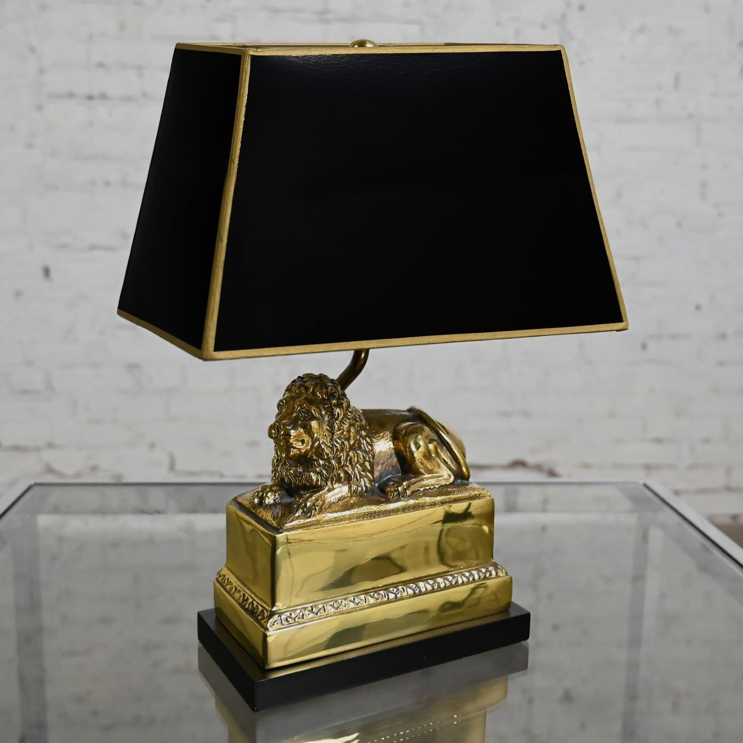 Lámpara de escritorio baja de león de latón neoclásico de finales del siglo XX con pantalla rectangular negra en venta 8