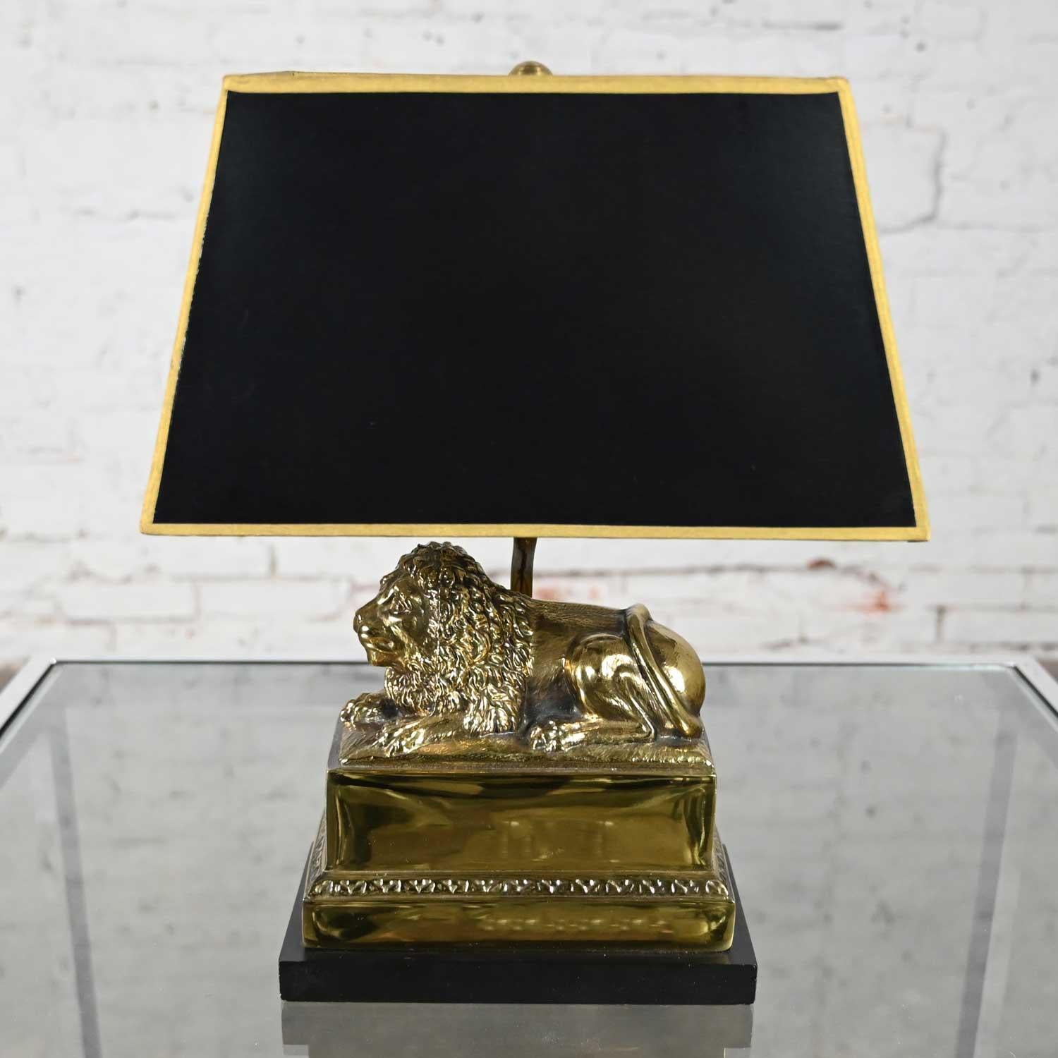 Lámpara de escritorio baja de león de latón neoclásico de finales del siglo XX con pantalla rectangular negra en venta 9