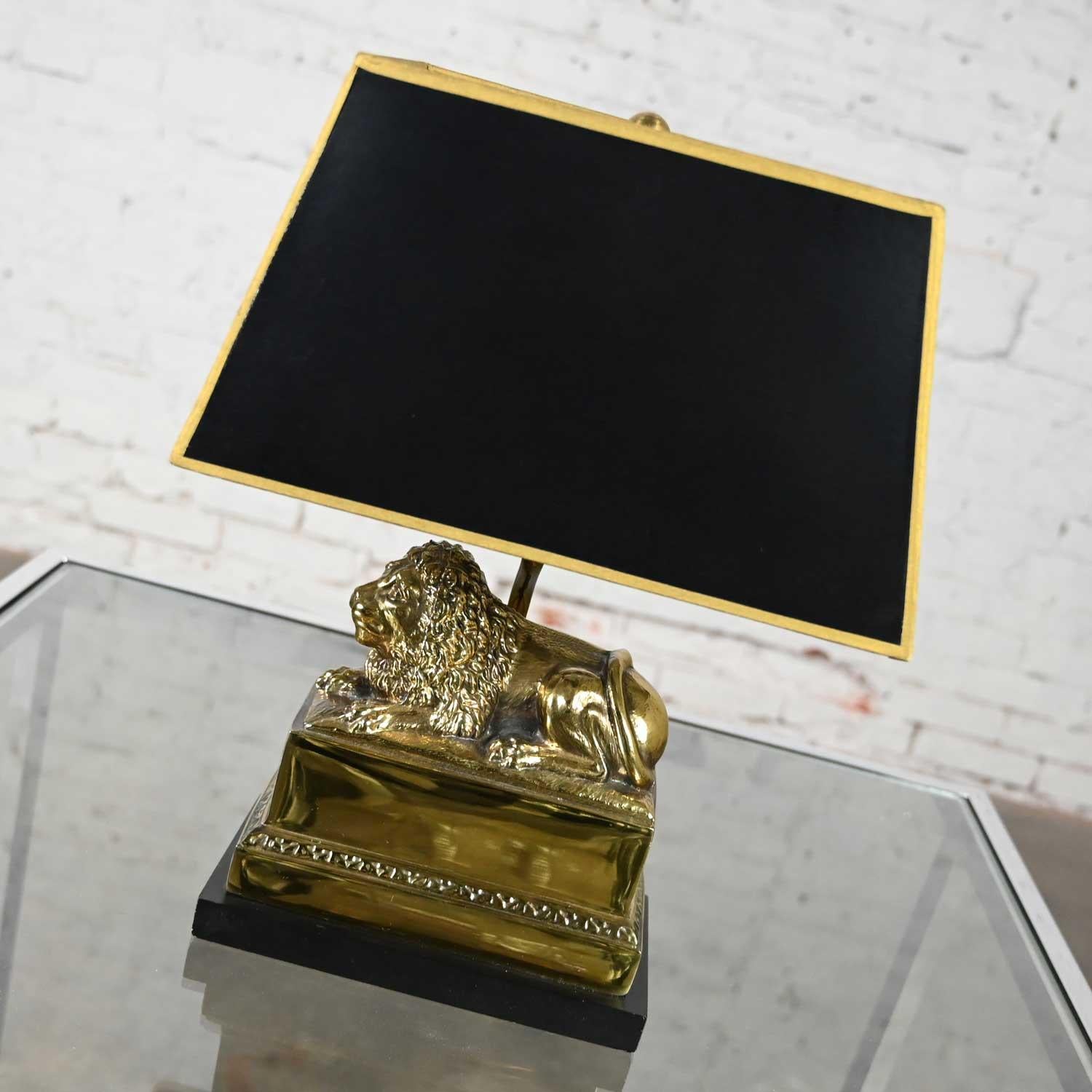 Lámpara de escritorio baja de león de latón neoclásico de finales del siglo XX con pantalla rectangular negra Renacimiento neoclásico en venta