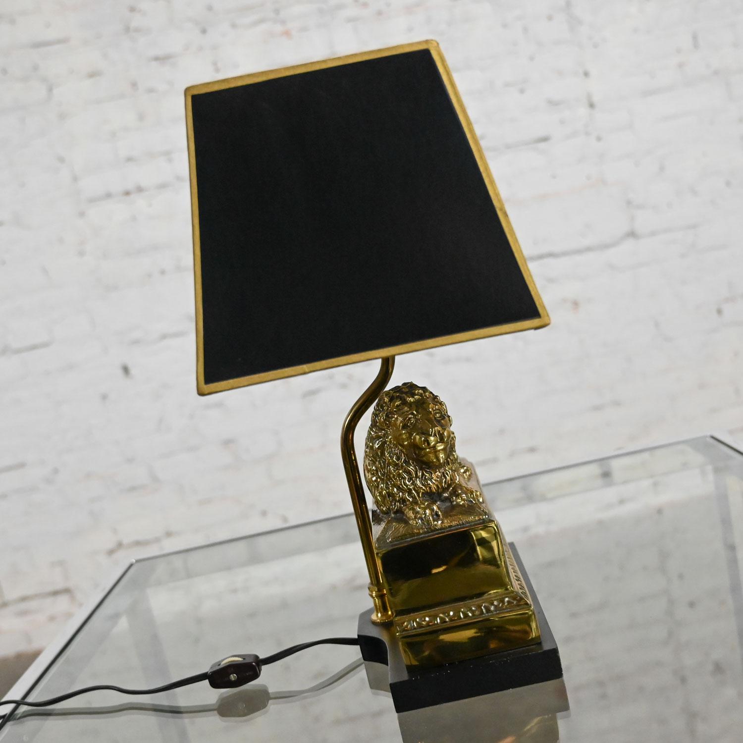 Lámpara de escritorio baja de león de latón neoclásico de finales del siglo XX con pantalla rectangular negra Desconocido en venta