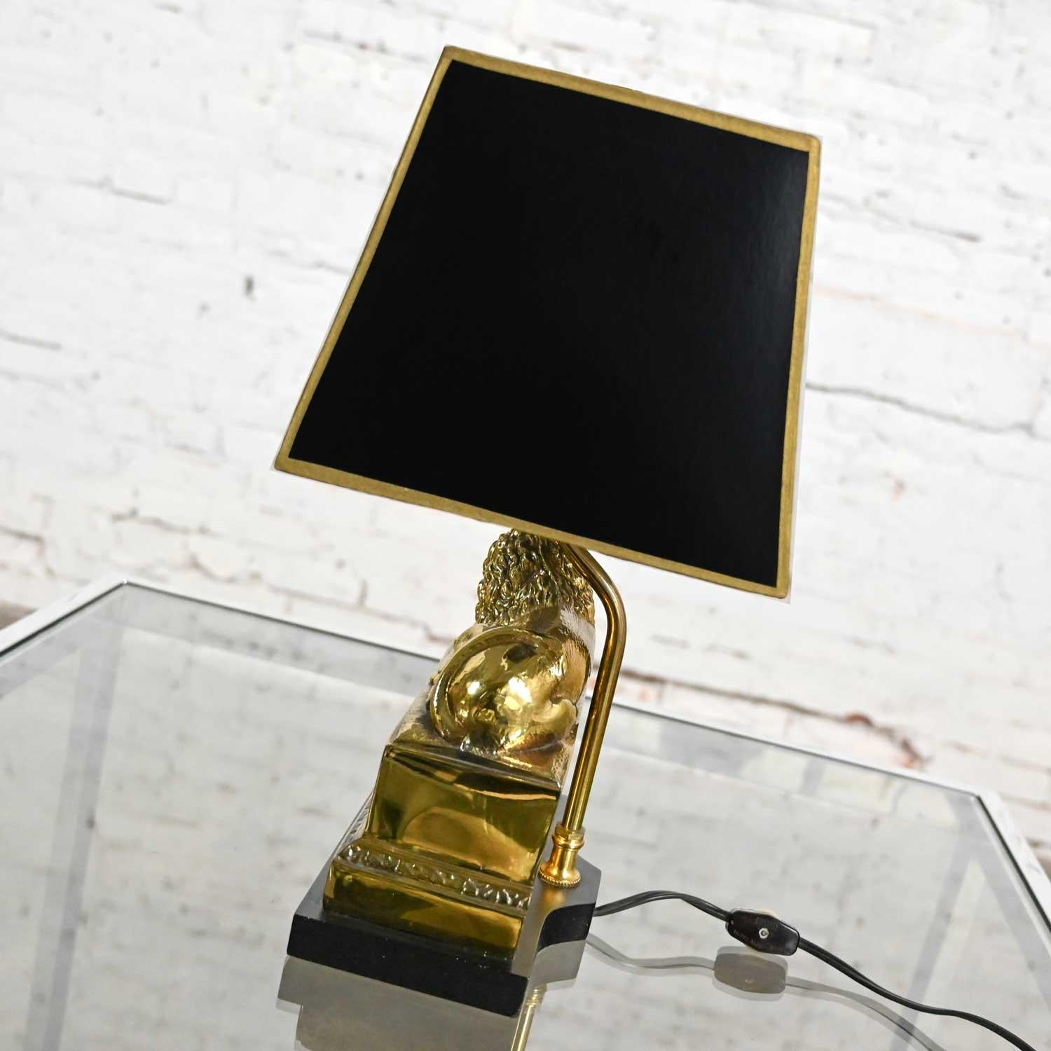 Lámpara de escritorio baja de león de latón neoclásico de finales del siglo XX con pantalla rectangular negra en Bueno estado para la venta en Topeka, KS
