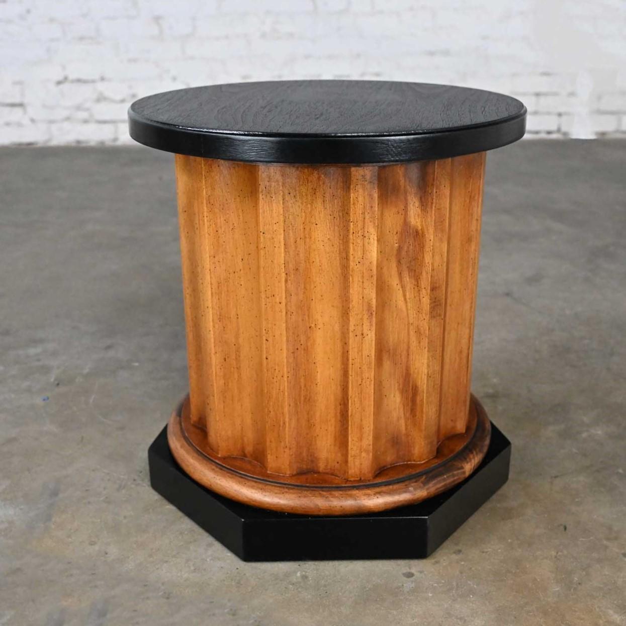 Late 20th Century Neoclassic Revival Walnut Toned Wood & Black Column End Table In Good Condition For Sale In Topeka, KS