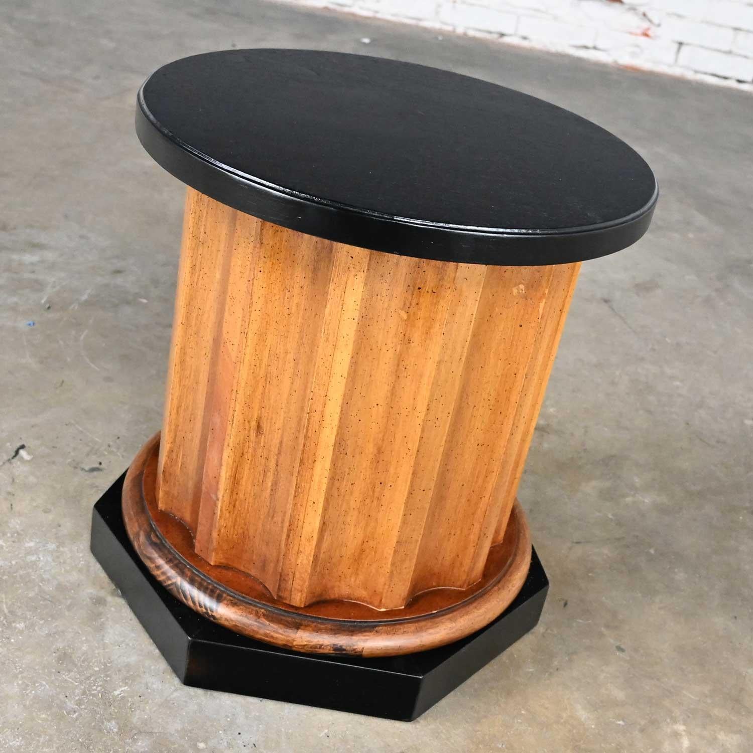 Late 20th Century Neoclassic Revival Walnut Toned Wood & Black Column End Table For Sale 2