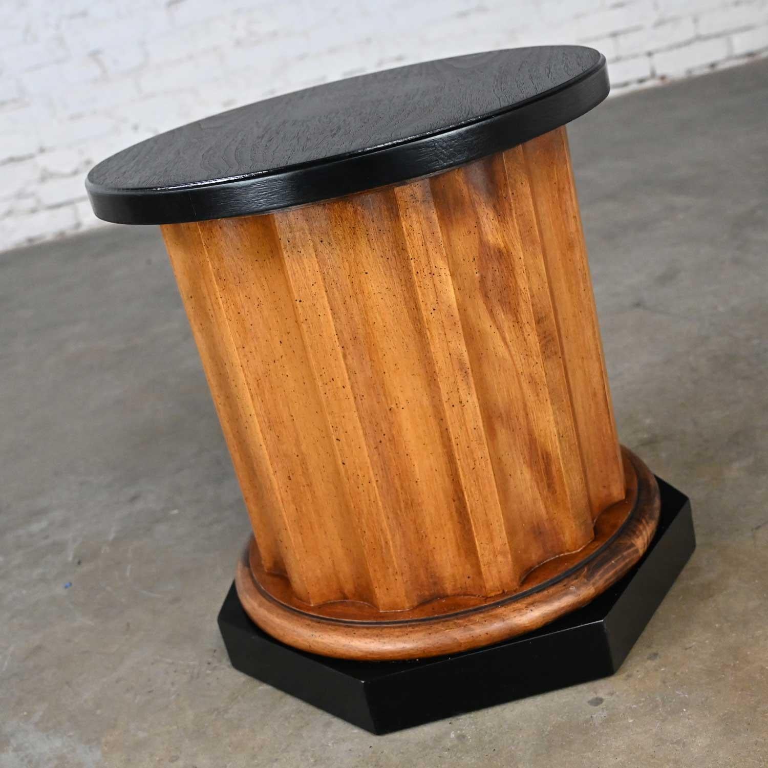 Late 20th Century Neoclassic Revival Walnut Toned Wood & Black Column End Table For Sale 3