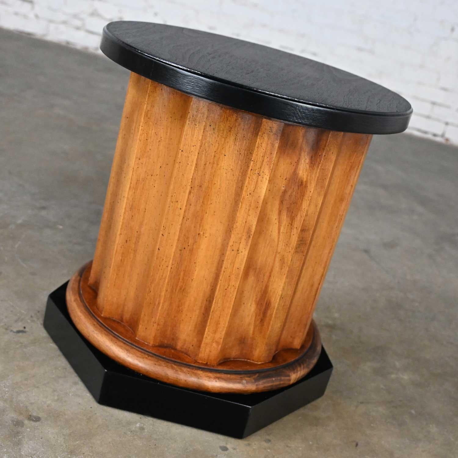 Late 20th Century Neoclassic Revival Walnut Toned Wood & Black Column End Table For Sale 4