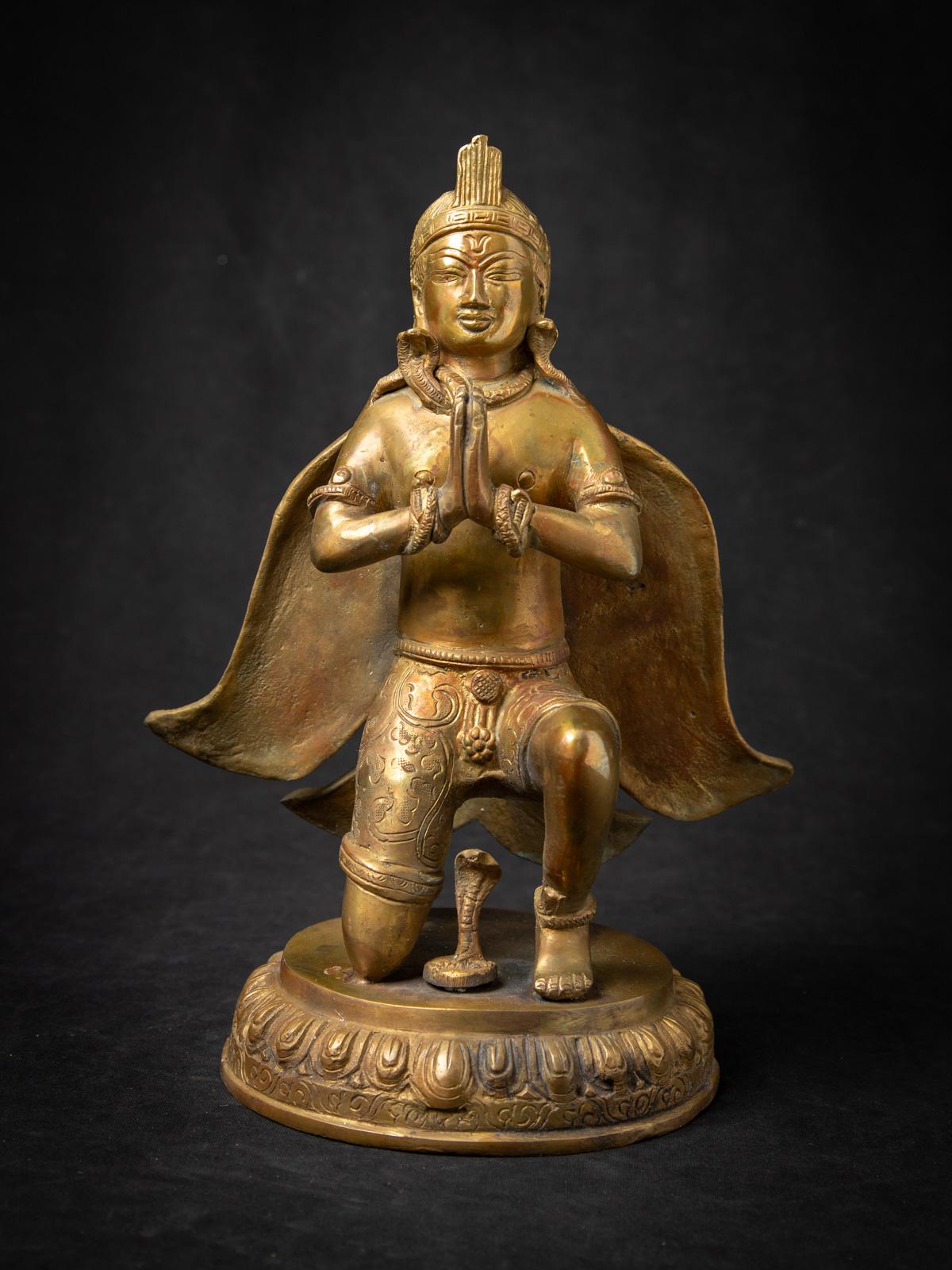 Voici cette statue de Garuda en bronze népalais, une pièce magnifiquement réalisée à la fin du XXe siècle, qui célèbre le symbolisme traditionnel de l'Himalaya. Fabriquée en bronze massif, elle représente le mudra Namaskara, exprimant la Revere et