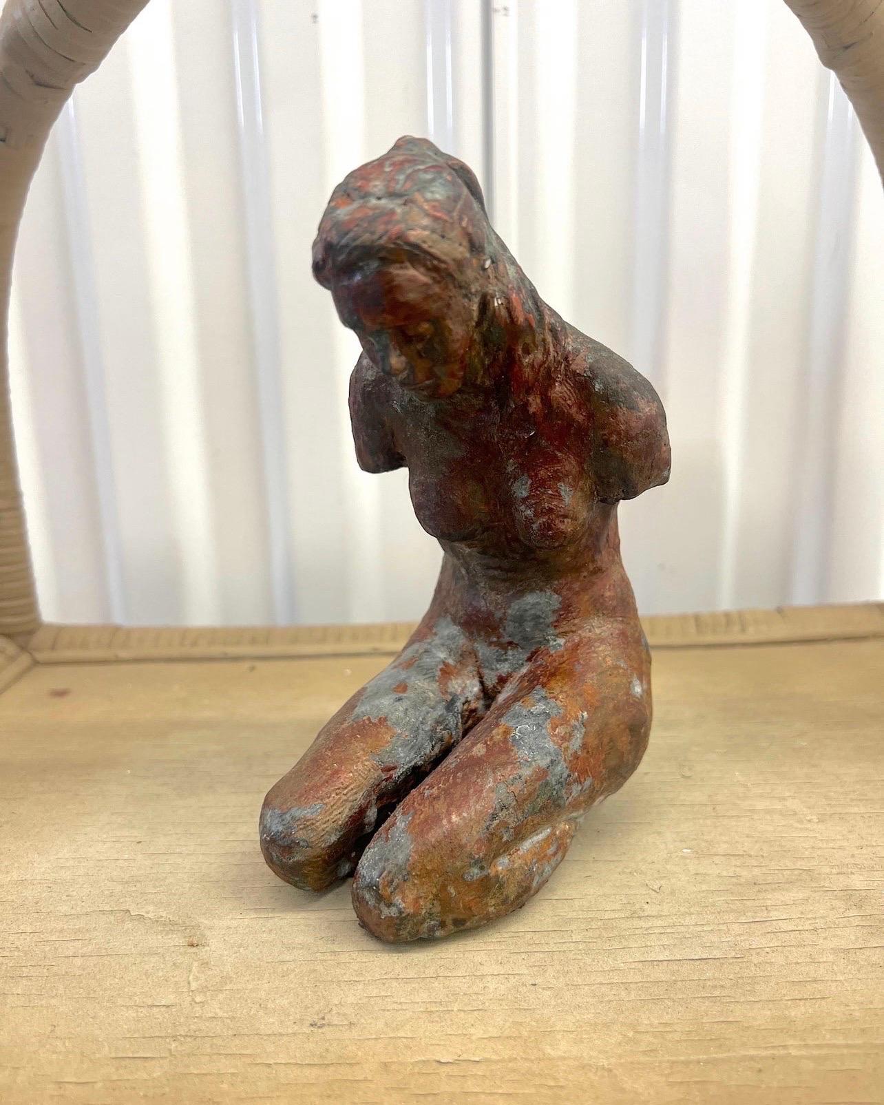 Nackte Skulptur einer knienden Frau.  Ende des 20. Jahrhunderts.