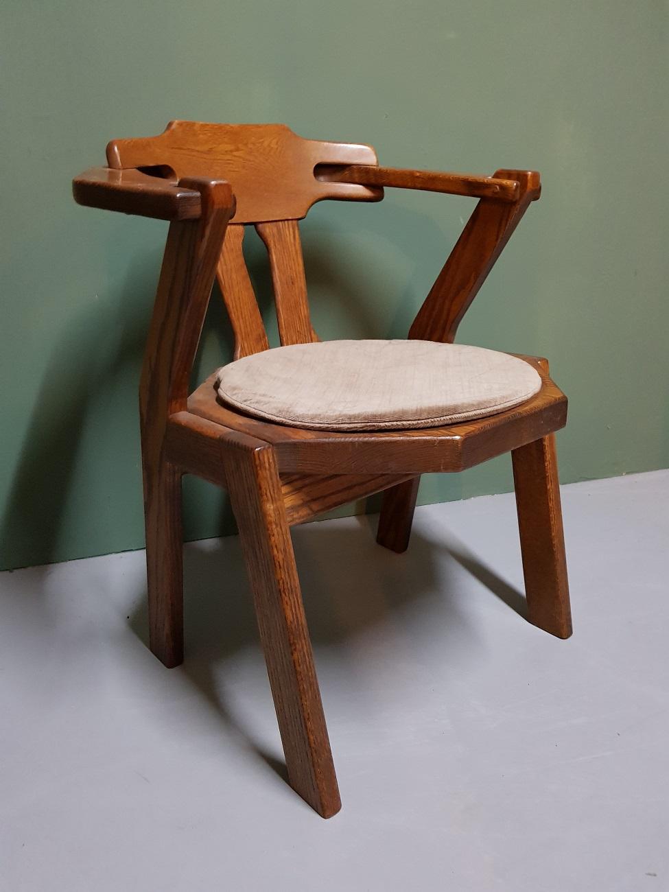 Chaise rétro design en chêne avec coussin et c'est en plus en bon état solide, des années 1980-1990.

Les mesures sont les suivantes :
Profondeur 44 cm/ 17,3 pouces.
Largeur 66 cm/ 25.9 inch.
Hauteur 78 cm/ 30,7 pouces.
Hauteur du siège 45 cm/