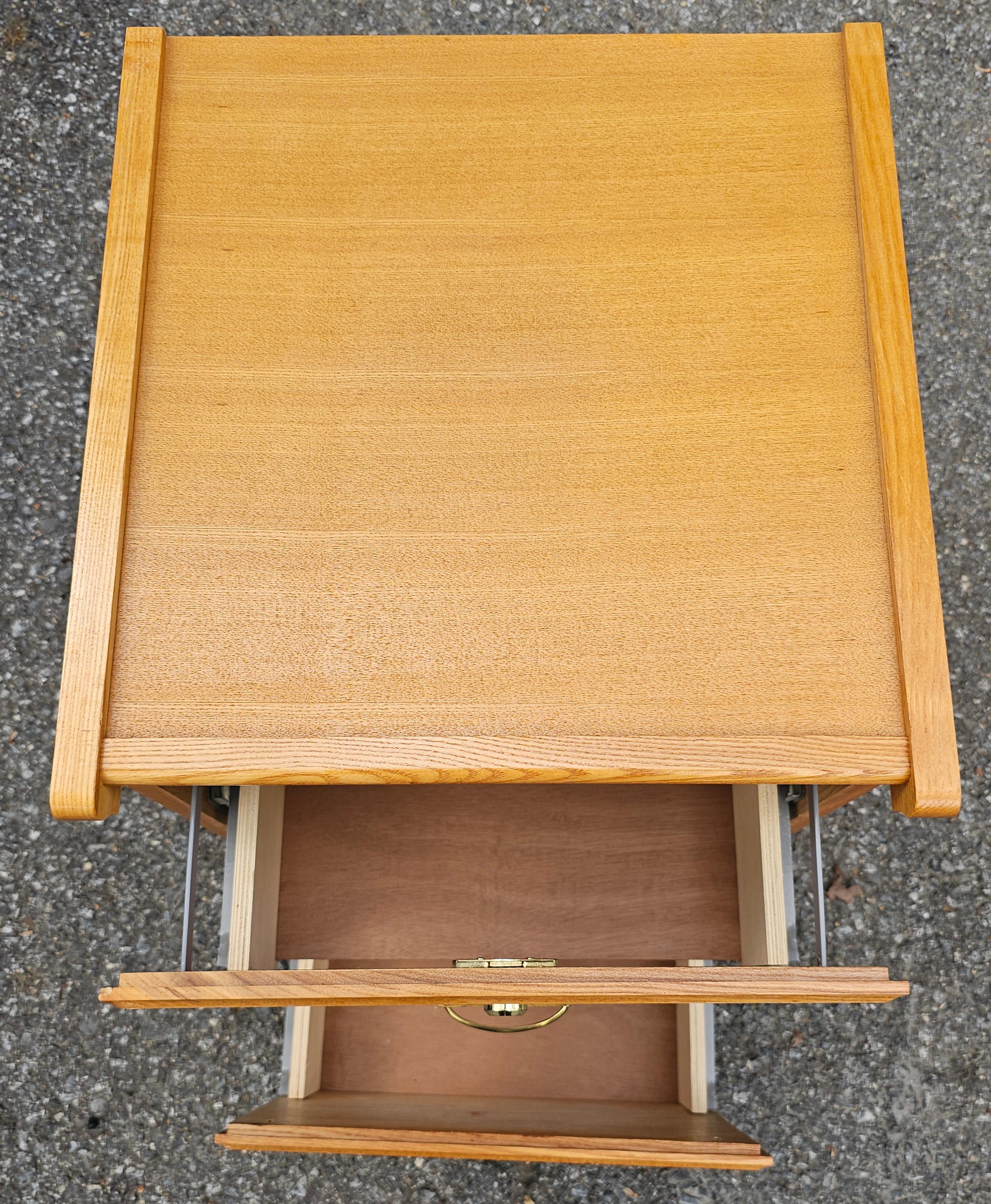 Late 20th Century Oak Two-Drawer Letter Size Filing Cabinet with lock In Good Condition For Sale In Germantown, MD