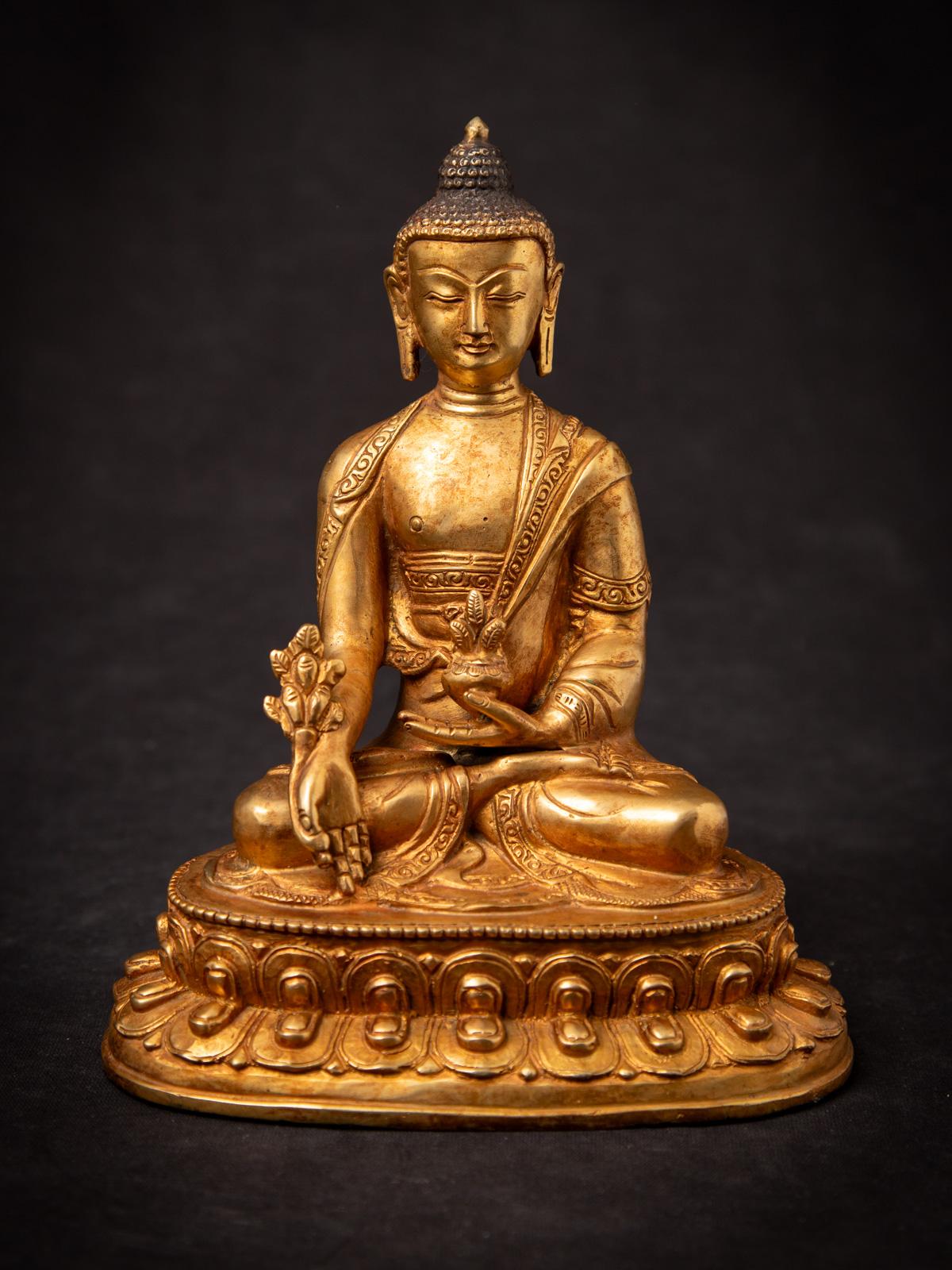 Cette statue de Bouddha de médecine népalais en bronze ancien est une pièce de dévotion finement travaillée datant de la fin du 20e siècle. Réalisé en bronze et doré au feu avec de l'or 24 carats, il mesure 21,3 cm de haut, 17,2 cm de large et 12,2