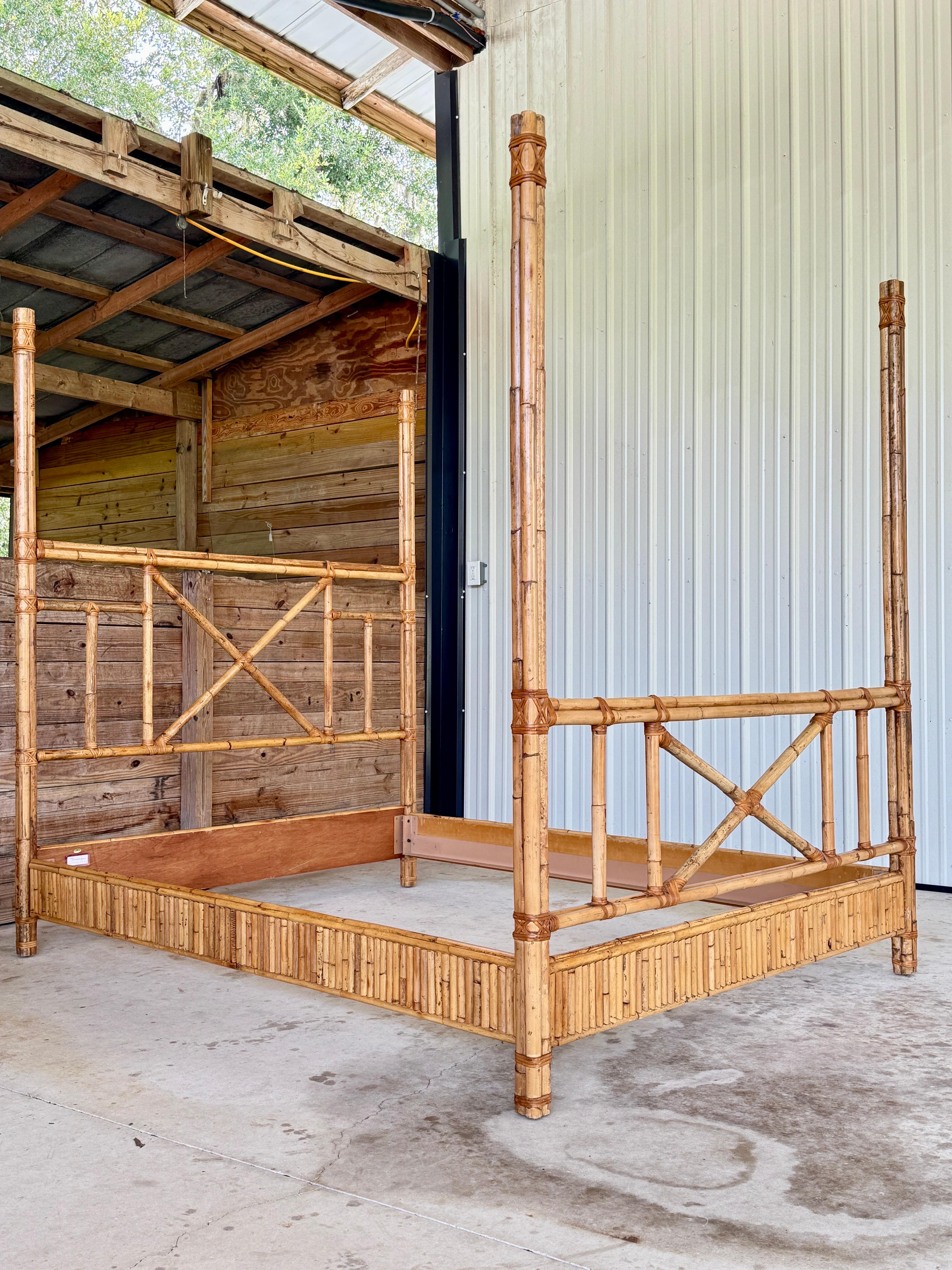 Fin du 20ème siècle Organic Modern Coastal Rattan Four Poster Queen Bed by Milling en vente 5