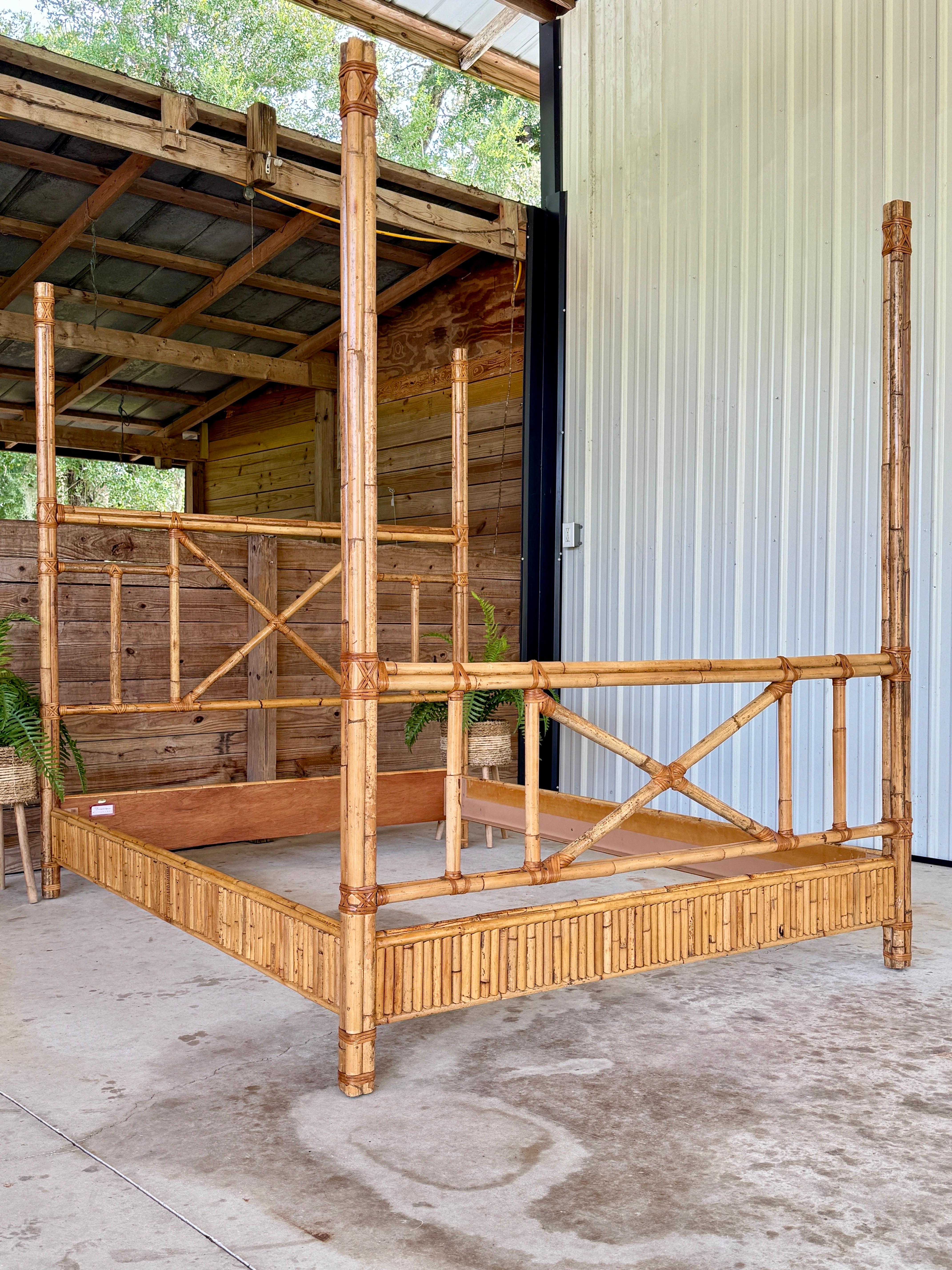 Fin du 20ème siècle Organic Modern Coastal Rattan Four Poster Queen Bed by Milling en vente 6