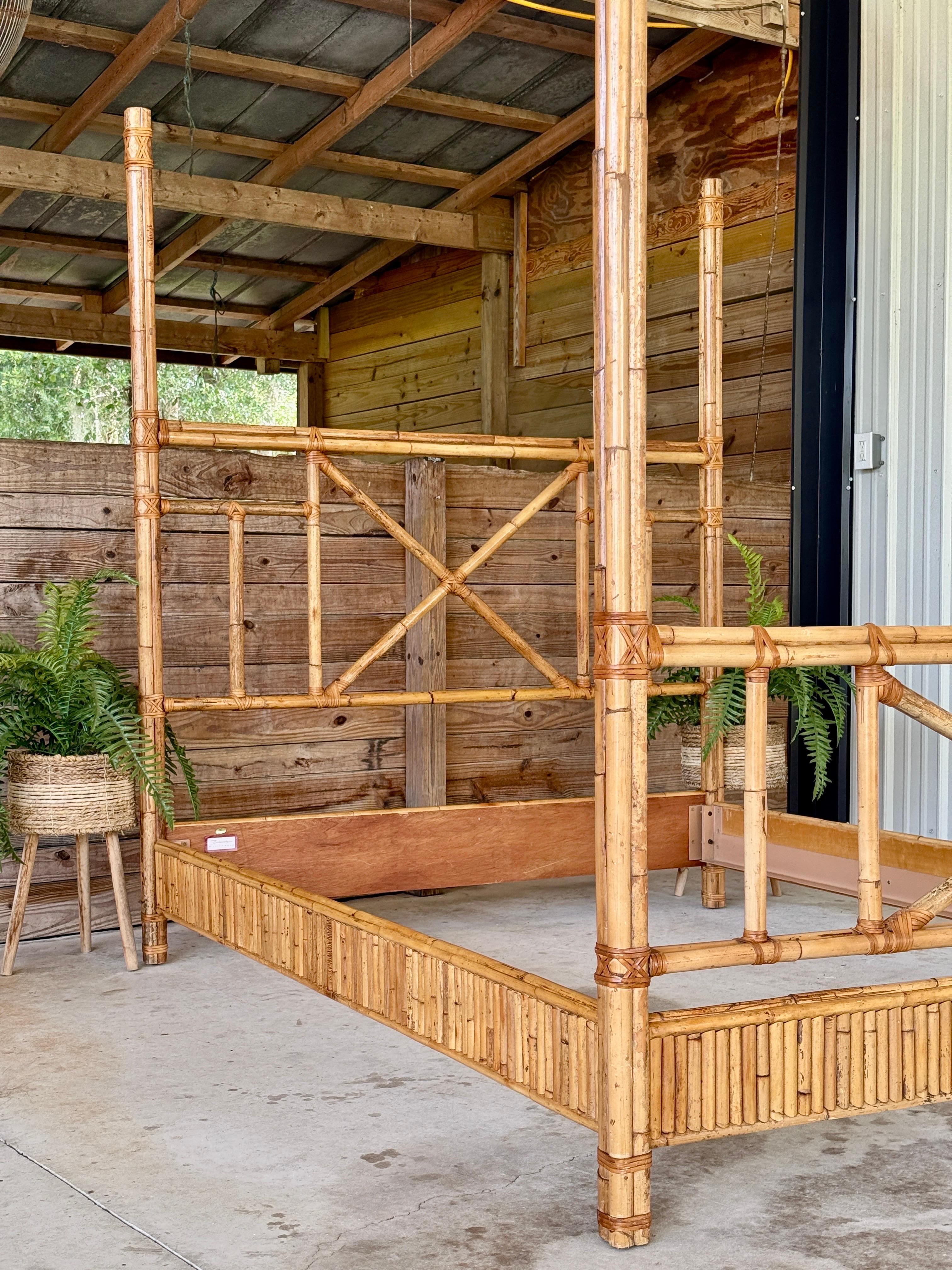 Fin du 20ème siècle Organic Modern Coastal Rattan Four Poster Queen Bed by Milling en vente 9