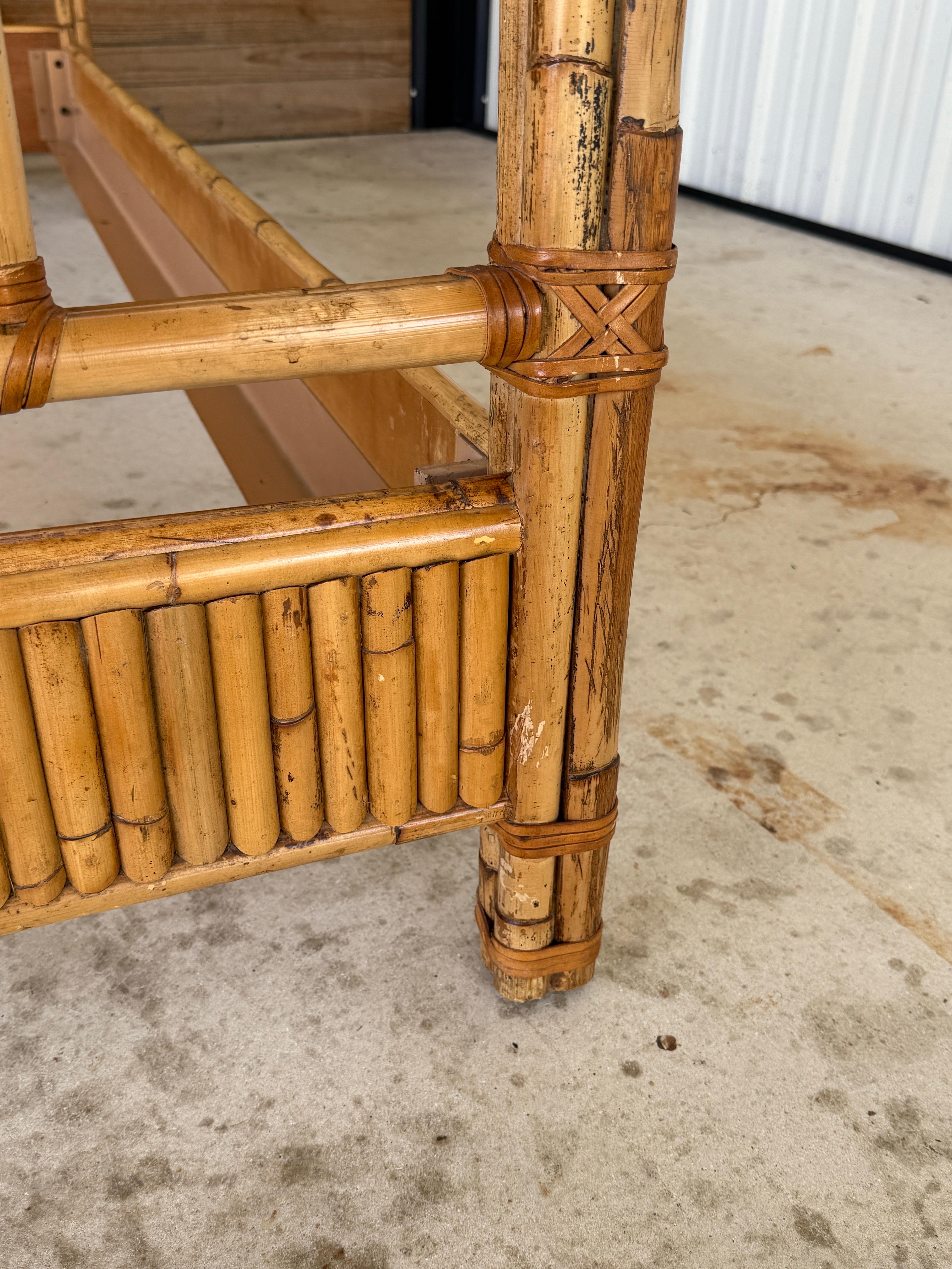 Exemple exceptionnel de Design/One Modern, ce lit à baldaquin de la fin du 20e siècle, réalisé par Milling Road pour Baker Furniture, apporte un charme côtier élevé. Fabriqué en rotin avec un emballage détaillé et un motif géométrique entrecroisé à