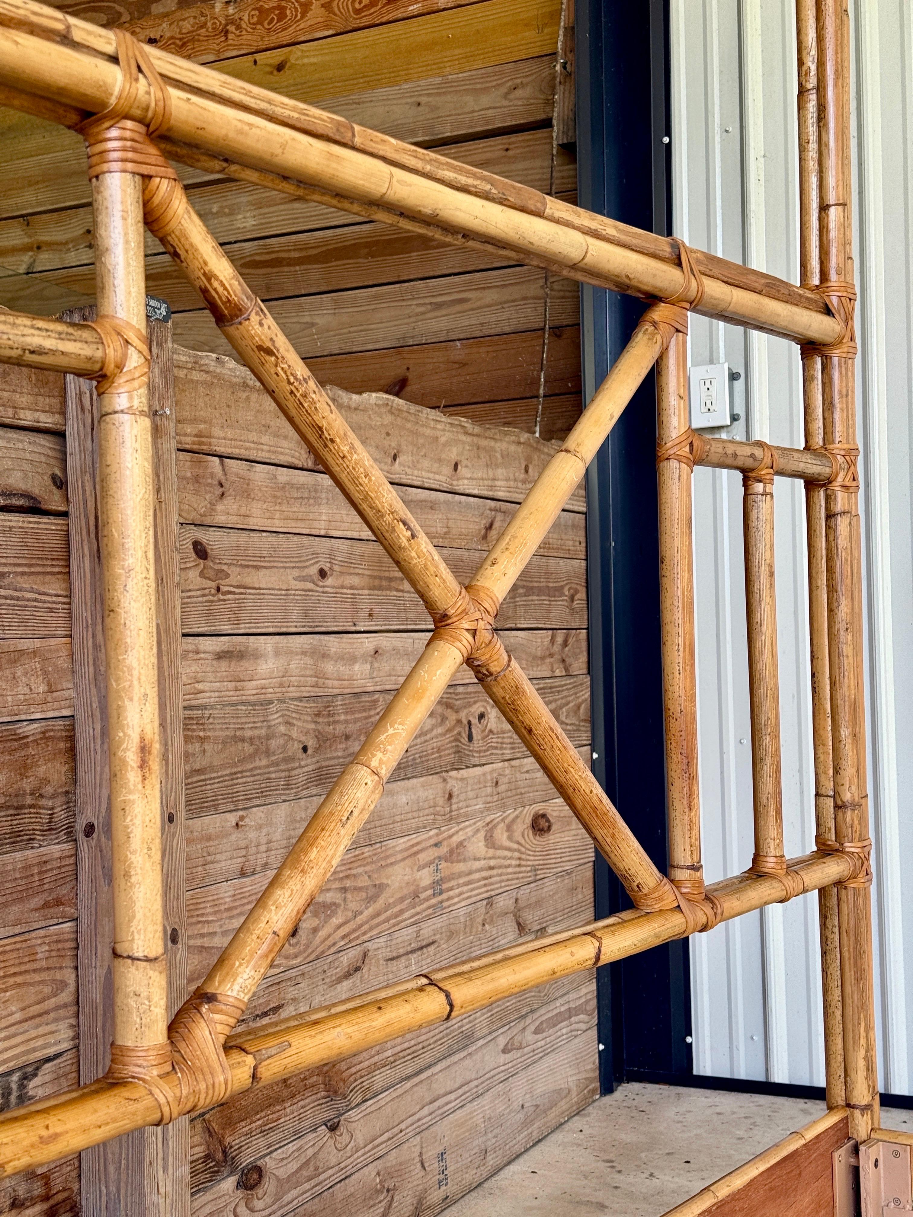 Fin du 20ème siècle Organic Modern Coastal Rattan Four Poster Queen Bed by Milling en vente 2
