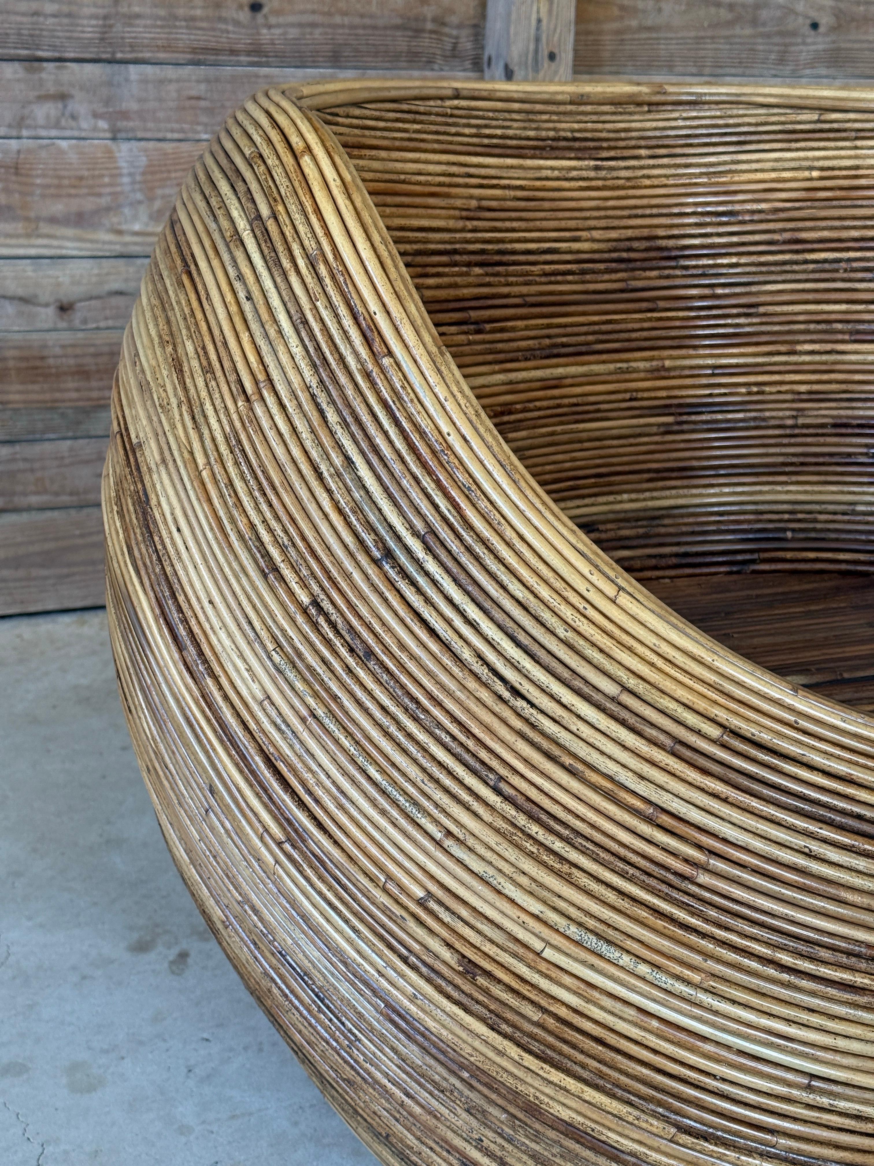 Ein skulpturaler Bleistift-Rattan-Stuhl des späten 20. Jahrhunderts in einer organischen, eiförmigen Form. Die durchgehende Umwicklung aus Rattan schafft eine kühne und fließende Silhouette, die dem Stück sowohl Kraft als auch ein Gefühl von