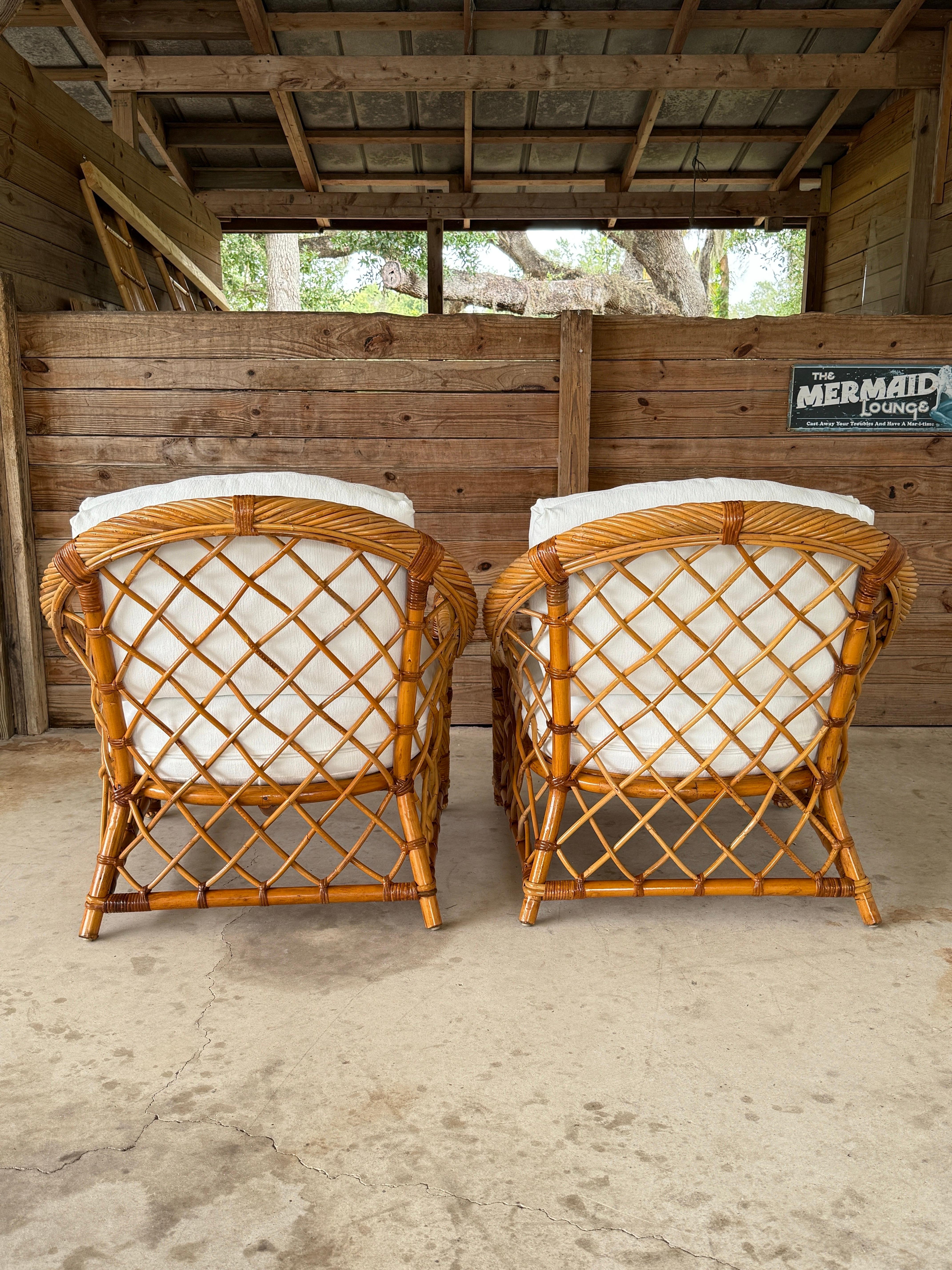 Un cenno raffinato allo stile organico moderno della vecchia Florida, questa coppia di sedie da salotto in rattan twist della fine del XX secolo unisce la forma scultorea al fascino costiero. Restaurati con cura e rivestiti su misura in tessuto ad
