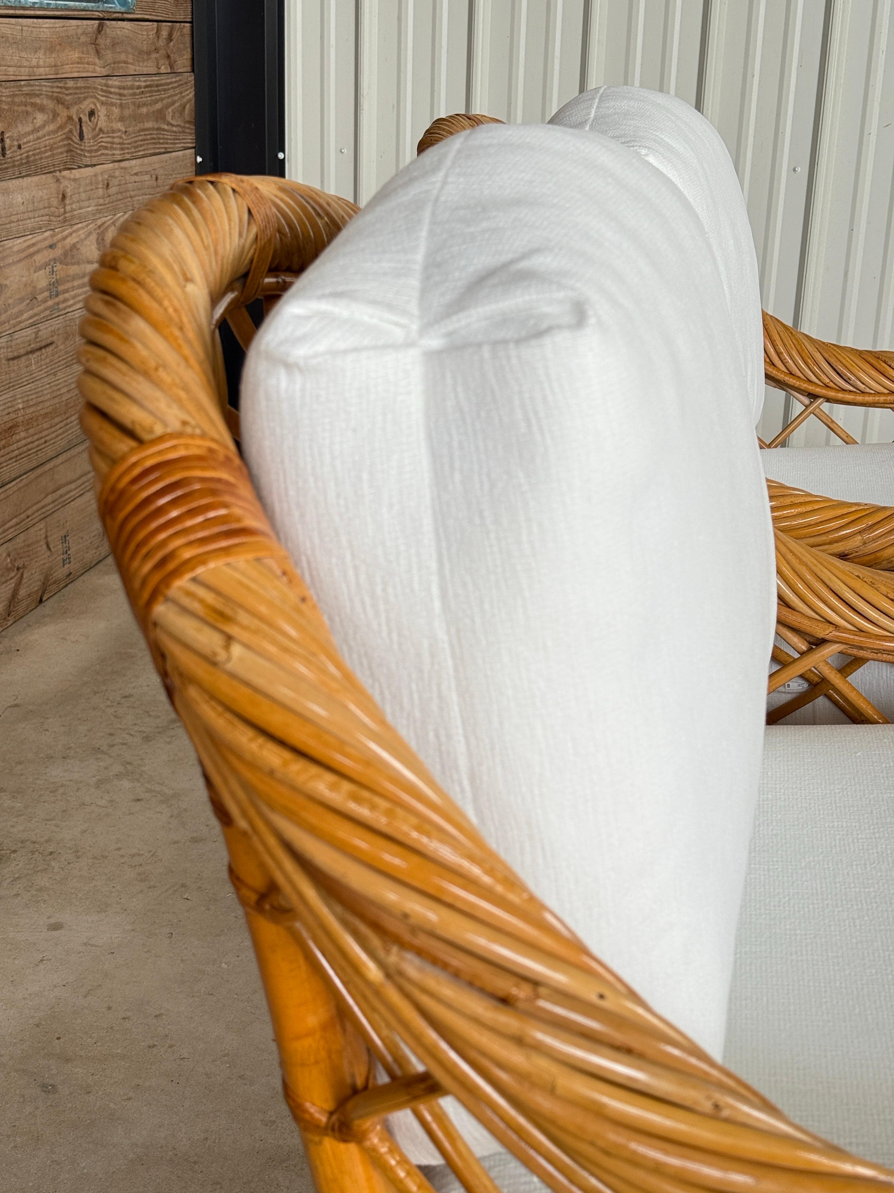 Rattan Sedie da salotto in rattan Twist restaurate di fine XX secolo, con un design personalizzato. in vendita