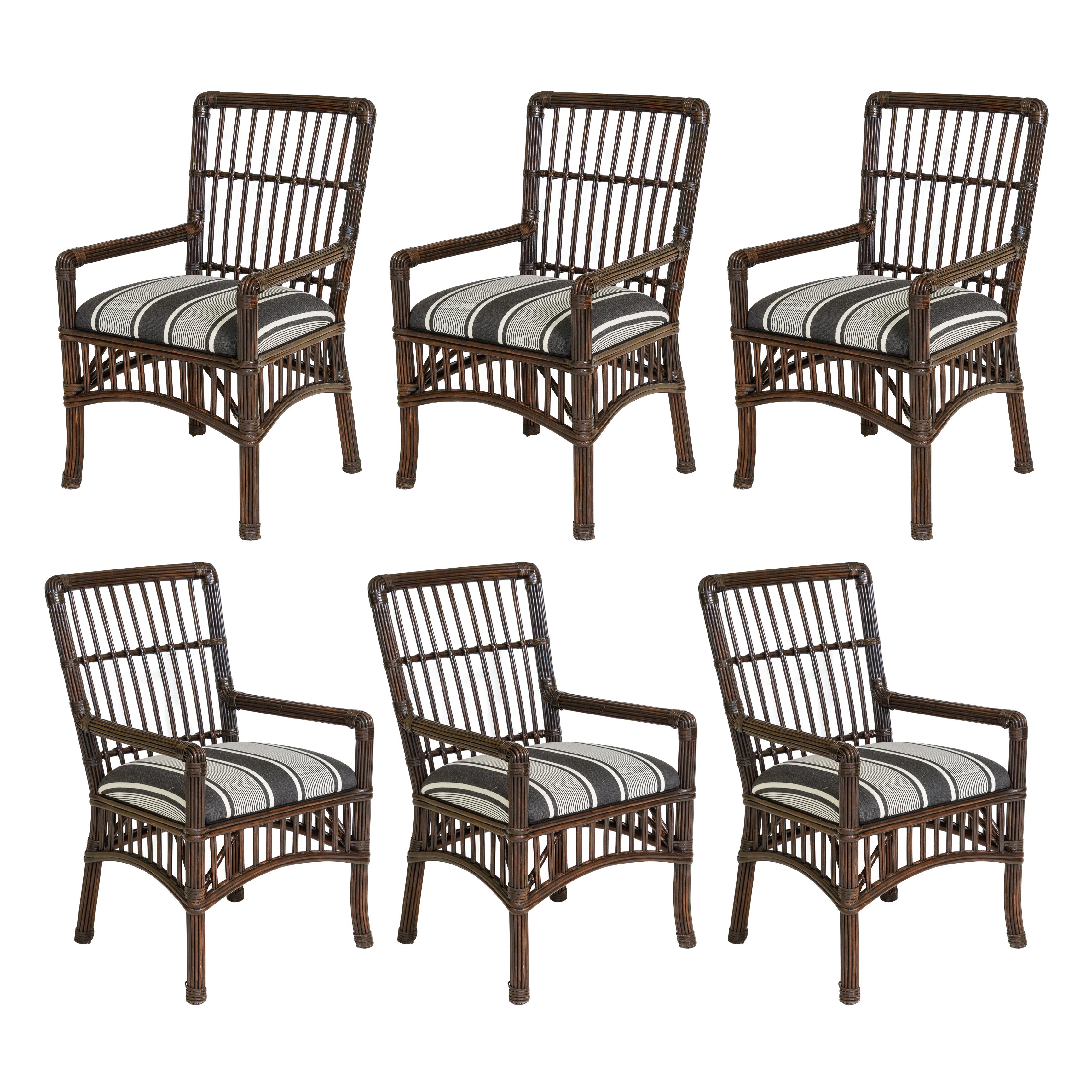 Vient d'arriver, cet ensemble de 6 chaises de salle à manger Vintage Coastal Stick Rattan par Bielecky Brothers, C. 1970.
Ce fabuleux ensemble de 6 chaises d'extérieur et d'intérieur en rotin côtier de couleur marron foncé, avec de très beaux