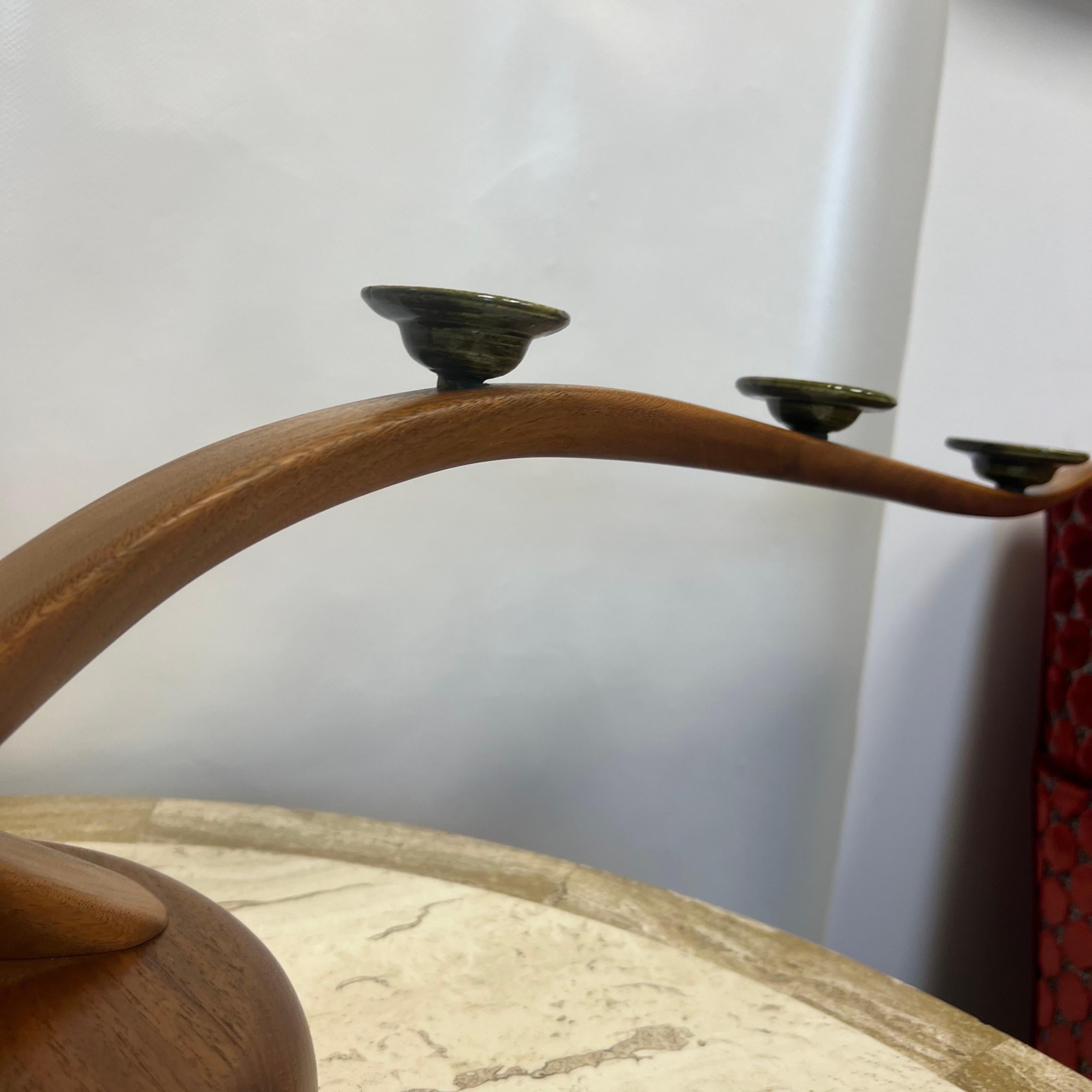 Candelabro original de Larry Brown de nogal y cerámica de finales del siglo XX, firmado Cerámico en venta