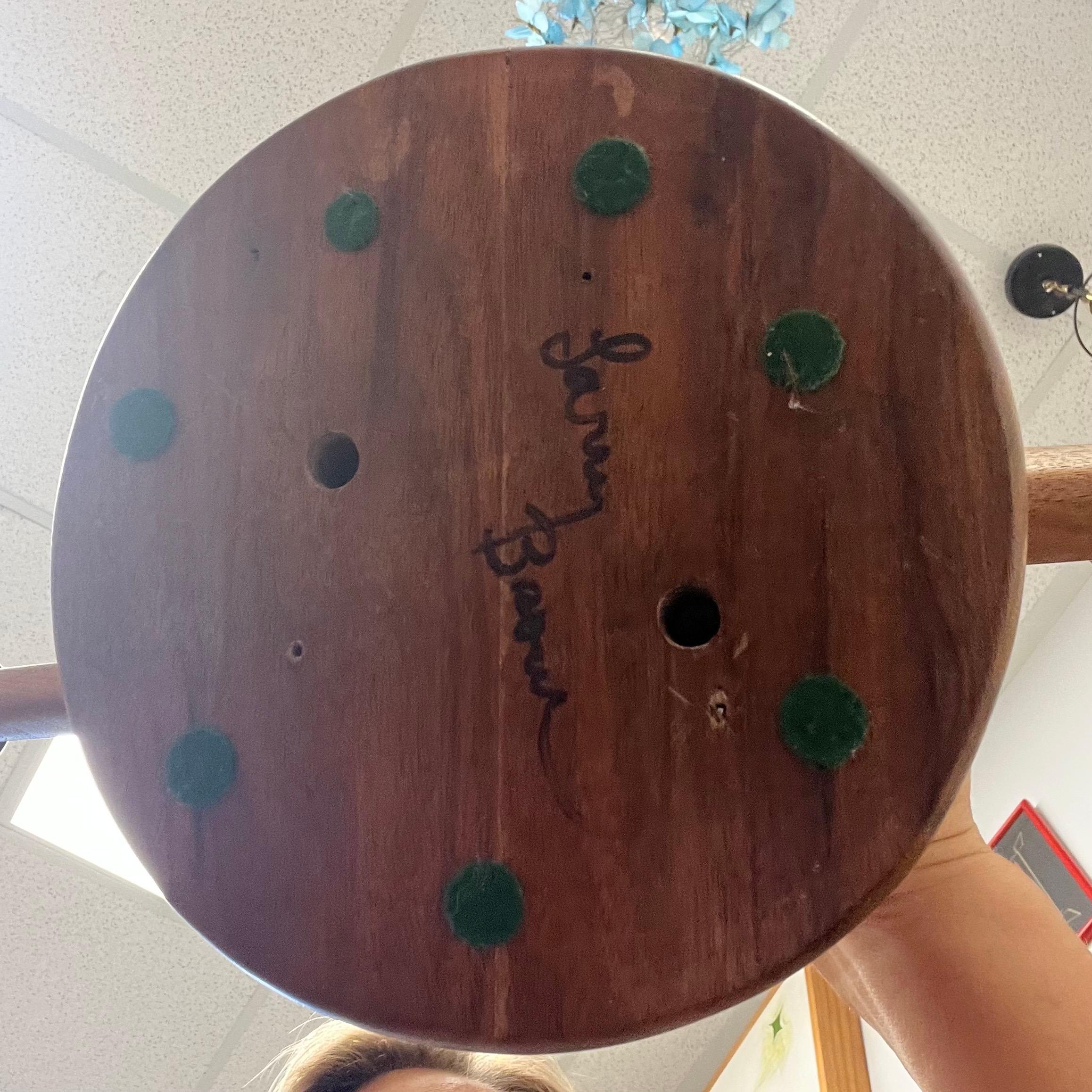 Candelabro original de Larry Brown de nogal y cerámica de finales del siglo XX, firmado en venta 2
