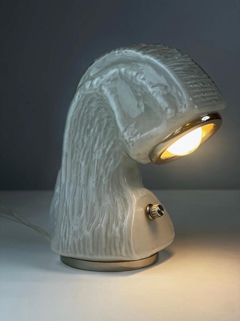 Osso (Bone) Lampe de table à effet écorce en verre de Murano par Carlo Nason pour Mazzega. Cette lampe fait partie des coquilles de verre biomorphiques de forme libre, cette pièce comporte un diffuseur en verre laiteux avec une fine base en acier