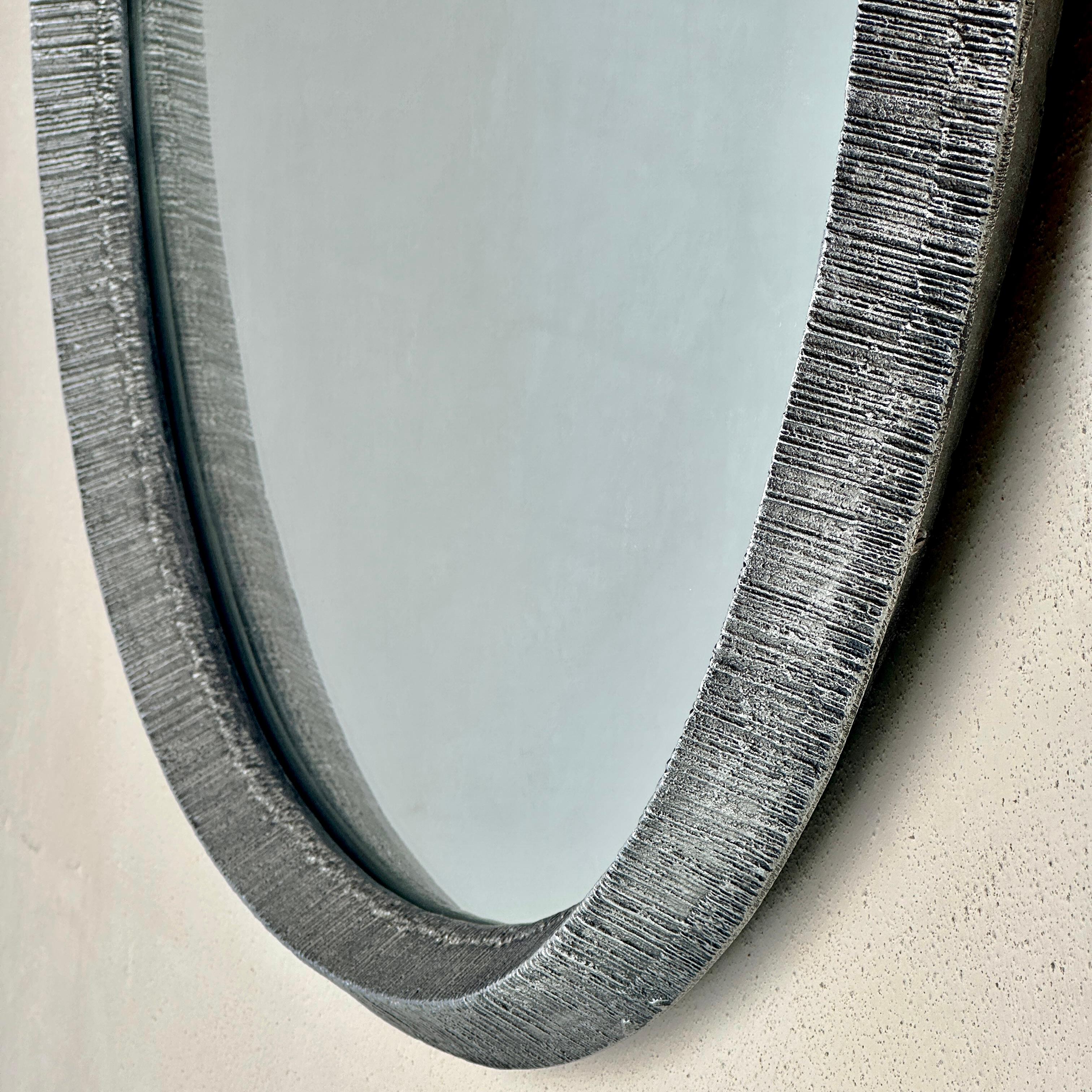 italien Miroir ovale en fonte d'aluminium de la fin du 20e siècle par Lorenzo Burchiellaro en vente