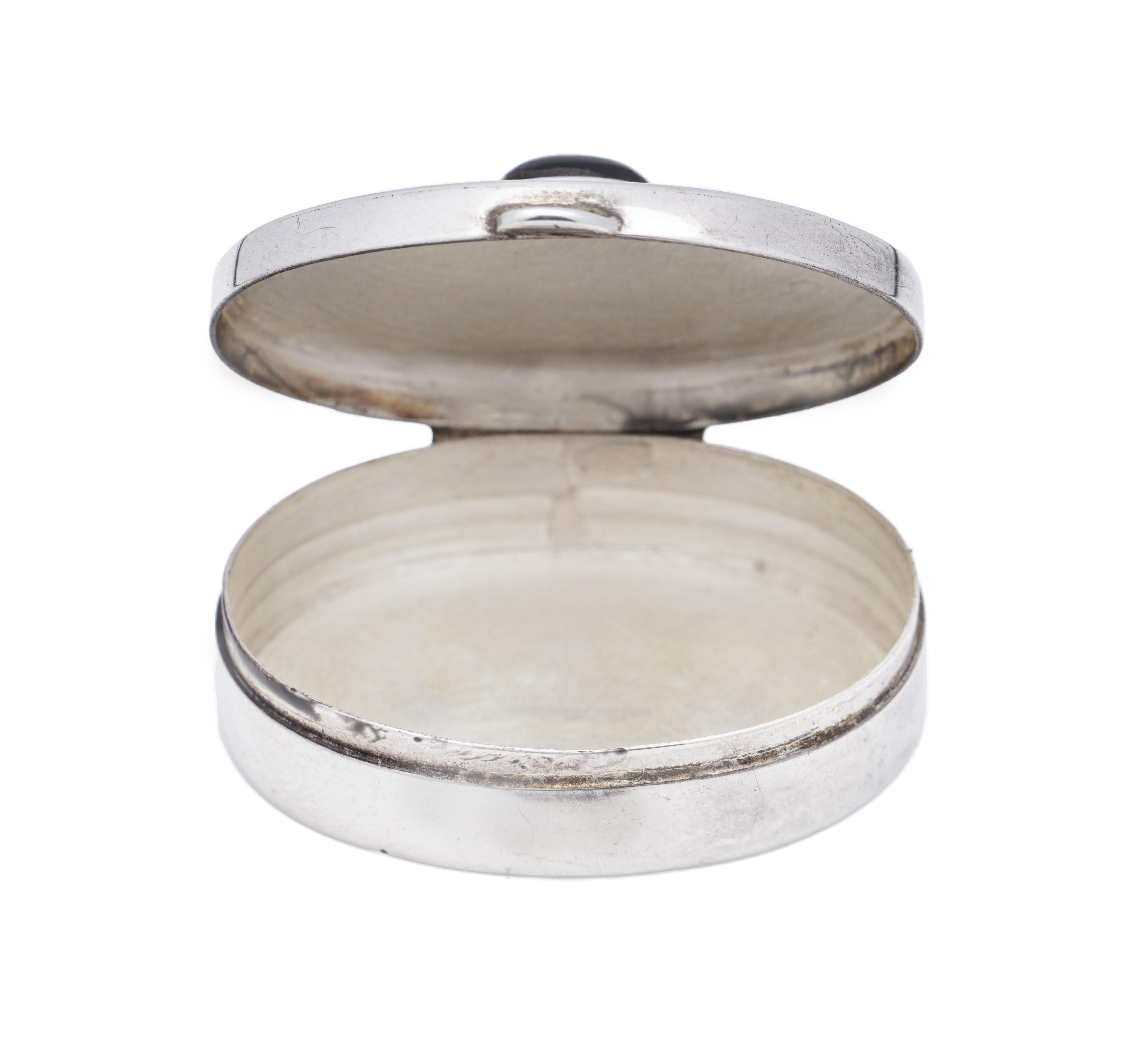 Late 20th-Century Oval-Shaped 925 silver Pillbox by Ari D Norman  In Good Condition For Sale In Braintree, GB