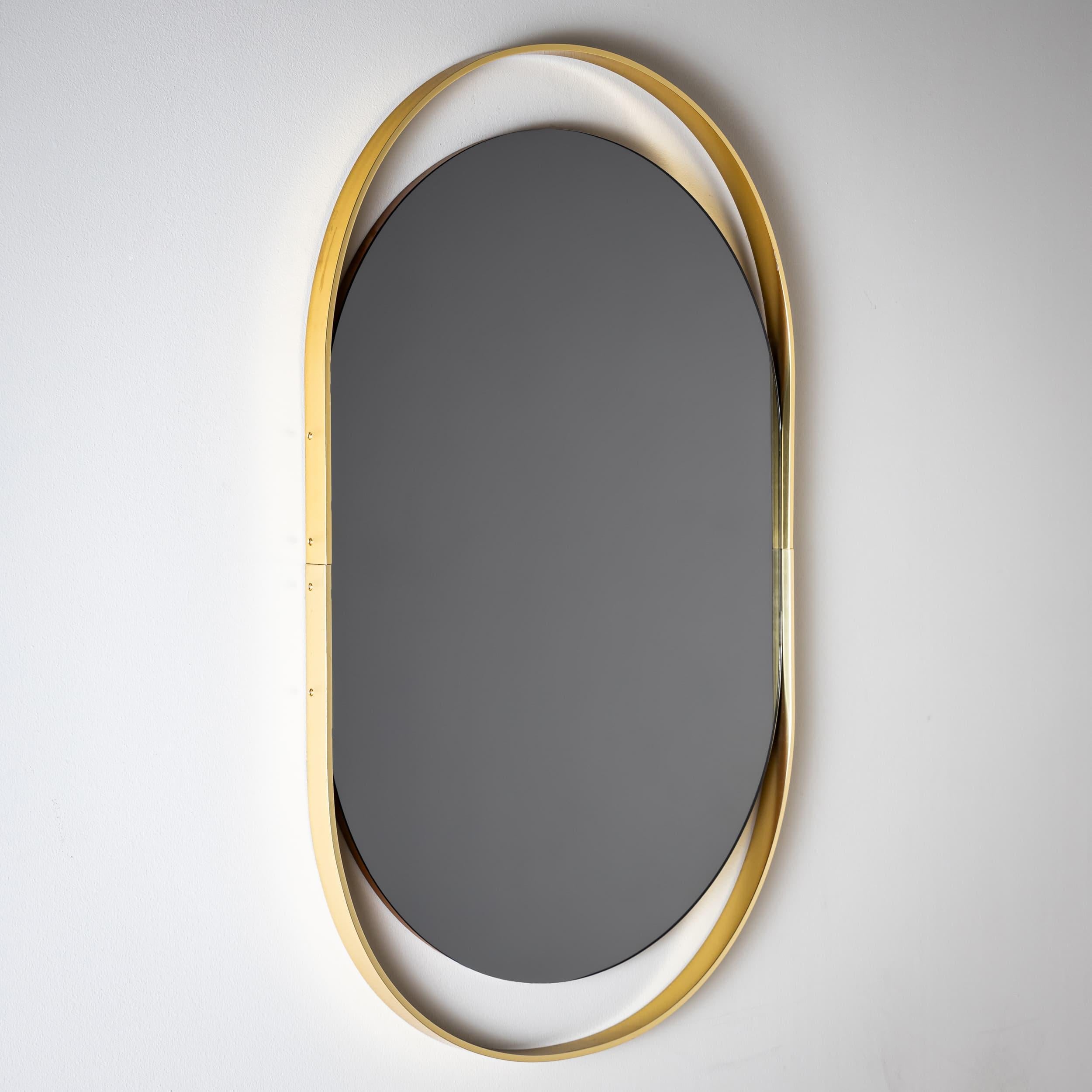 Italiano Specchio da parete ovale della fine del XX secolo con cornice in ottone in vendita
