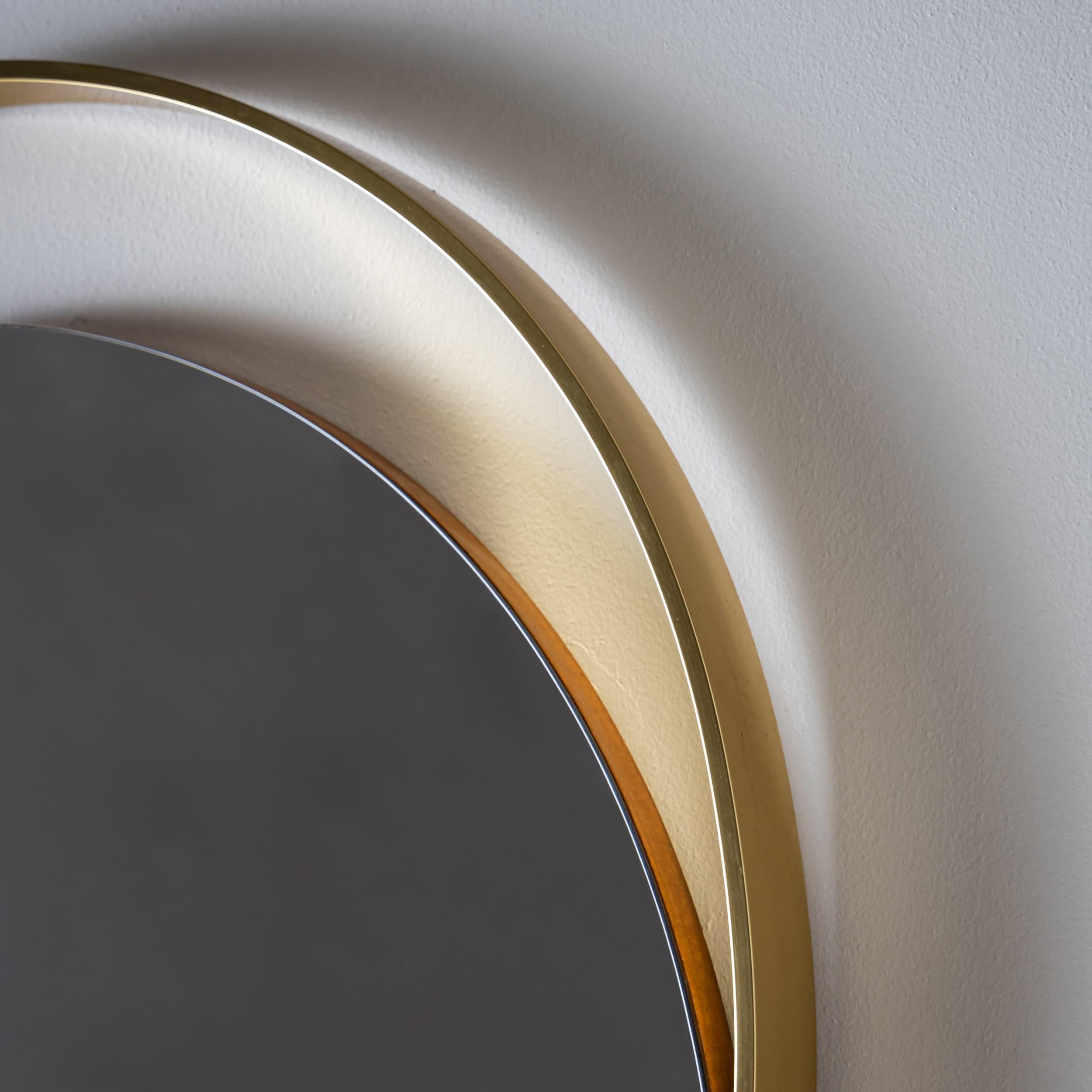 Specchio da parete ovale della fine del XX secolo con cornice in ottone In condizioni buone in vendita a New York, NY