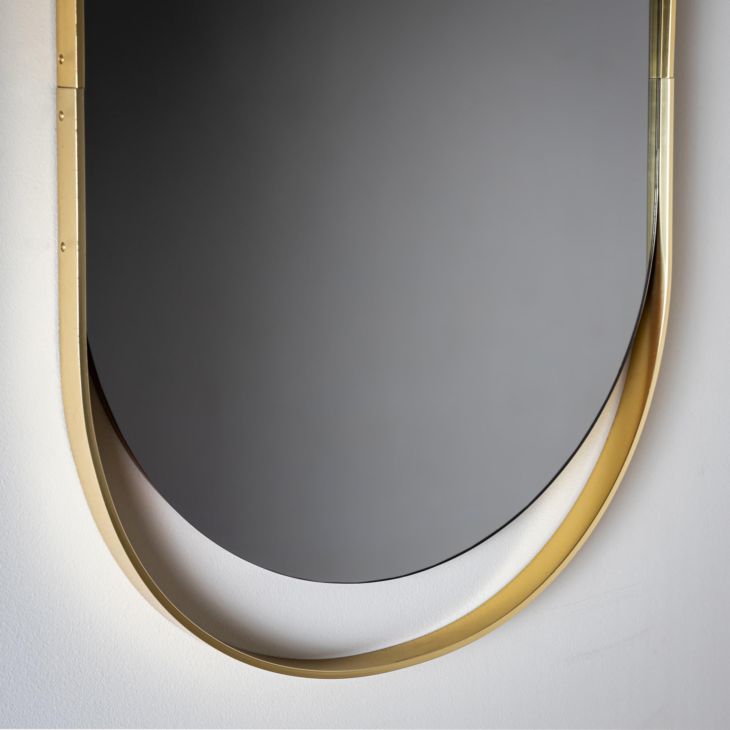Ottone Specchio da parete ovale della fine del XX secolo con cornice in ottone in vendita