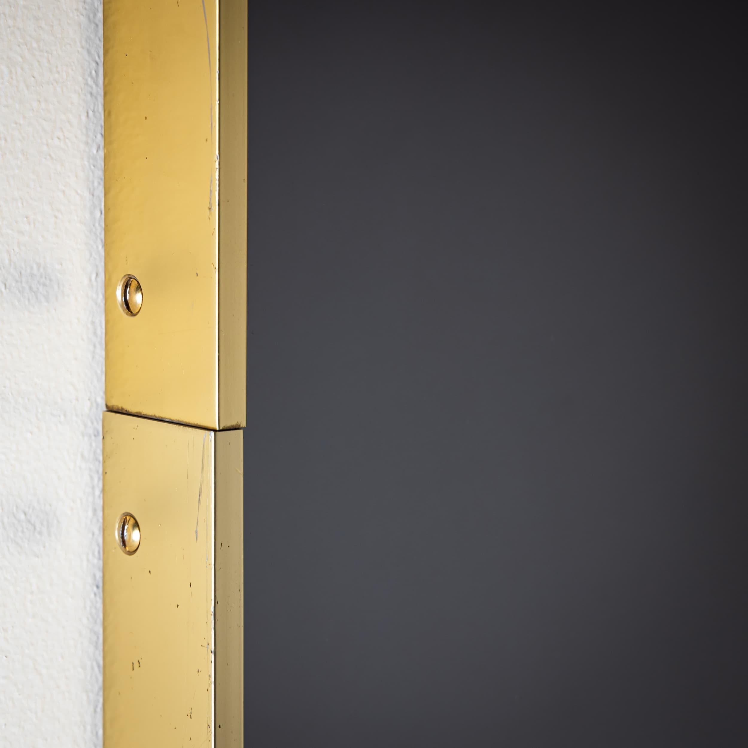 Specchio da parete ovale della fine del XX secolo con cornice in ottone in vendita 2