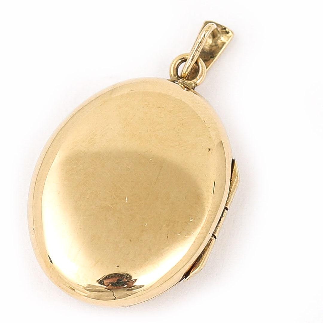 Late 20th Century Oval Yellow Gold and Diamond Cross Hatch Locket In Good Condition In Lancashire, Oldham