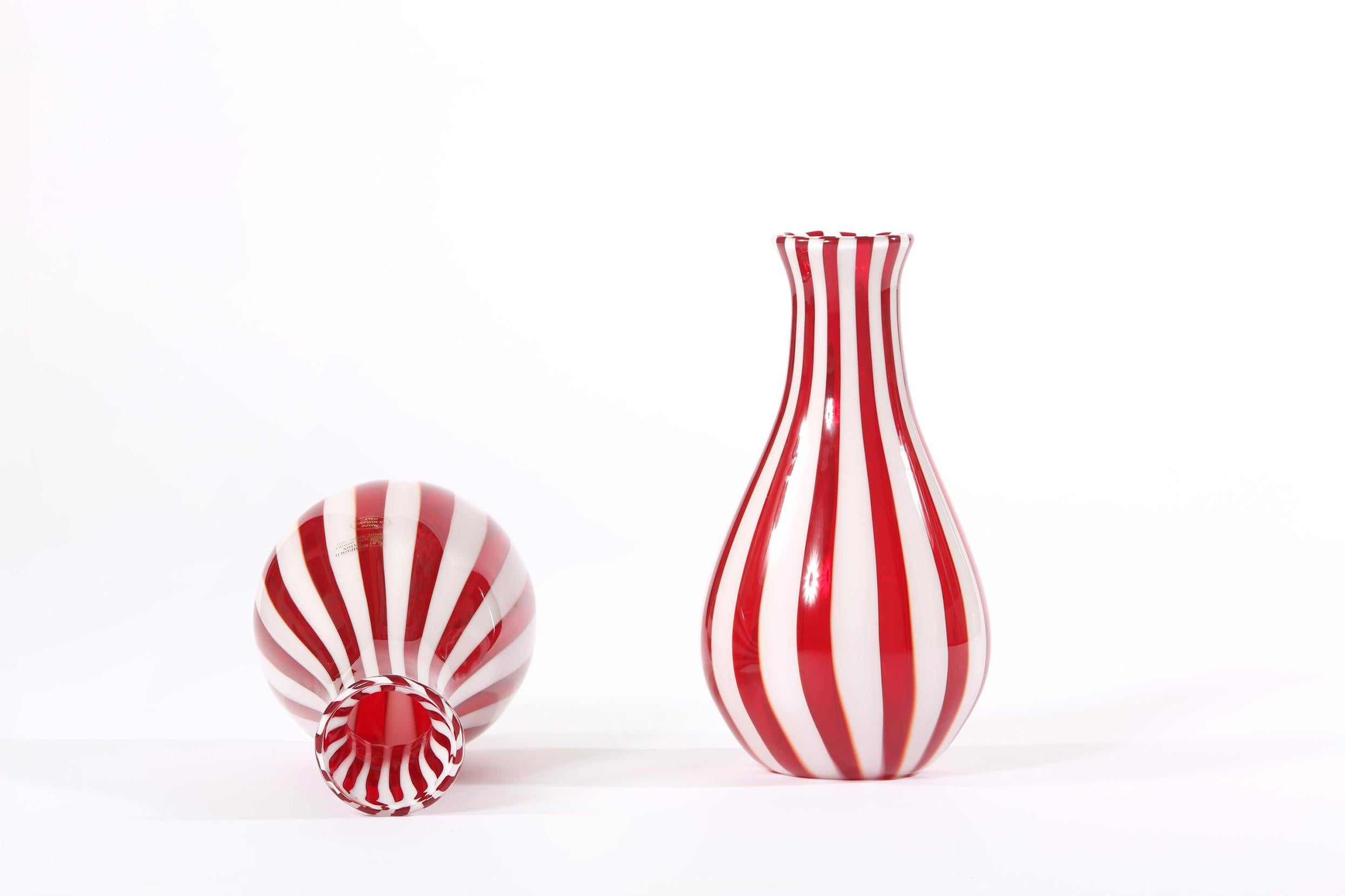 Paar dekorative Vasen aus Murano-Glas, Ende des 20. Jahrhunderts. Jede Vase ist in sehr gutem Zustand. Leichte alters- und gebrauchsbedingte Abnutzung. Unterschrift des Herstellers. Jedes Exemplar ist etwa 12 cm hoch und hat einen Durchmesser von 6