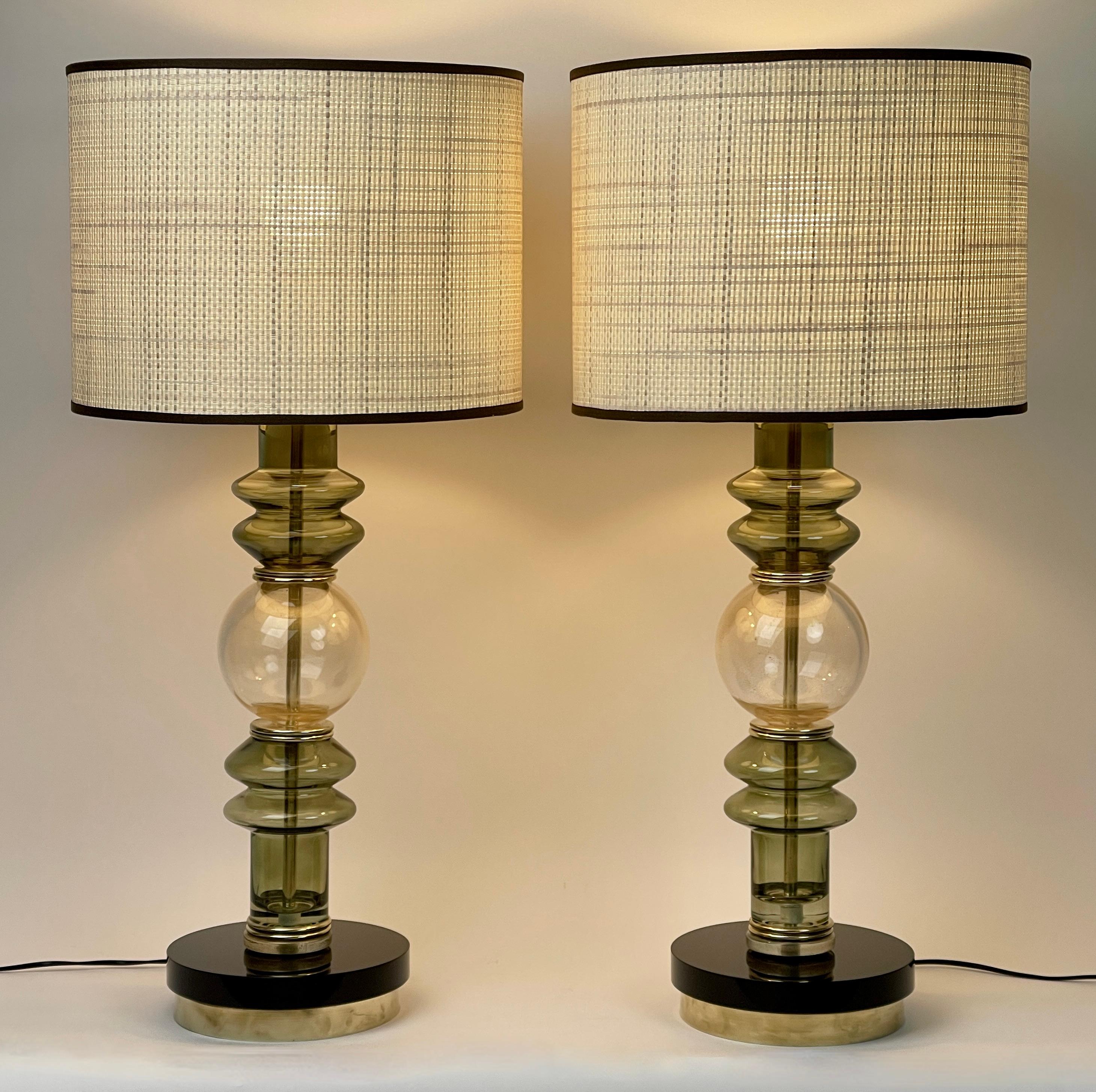 These classic yet extremely modern table lamps fit almost any kind of environment. The mix of black opaline glass, turned Murano art glass & brass give to these lamps a strong & stunning presence.
Beige raffia paper shades of 40 Diam. x 30 H cm.