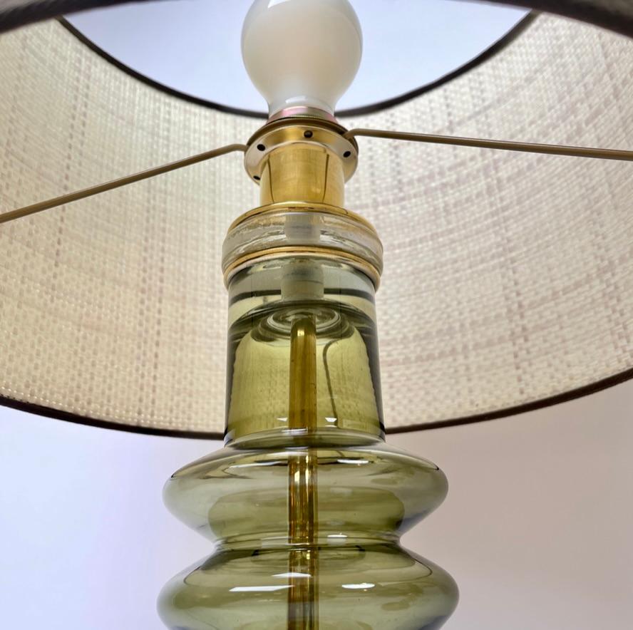 Late 20th Century Pair of Brass & Green/Gold Murano Art Glass Table Lamps In Good Condition For Sale In Firenze, Tuscany