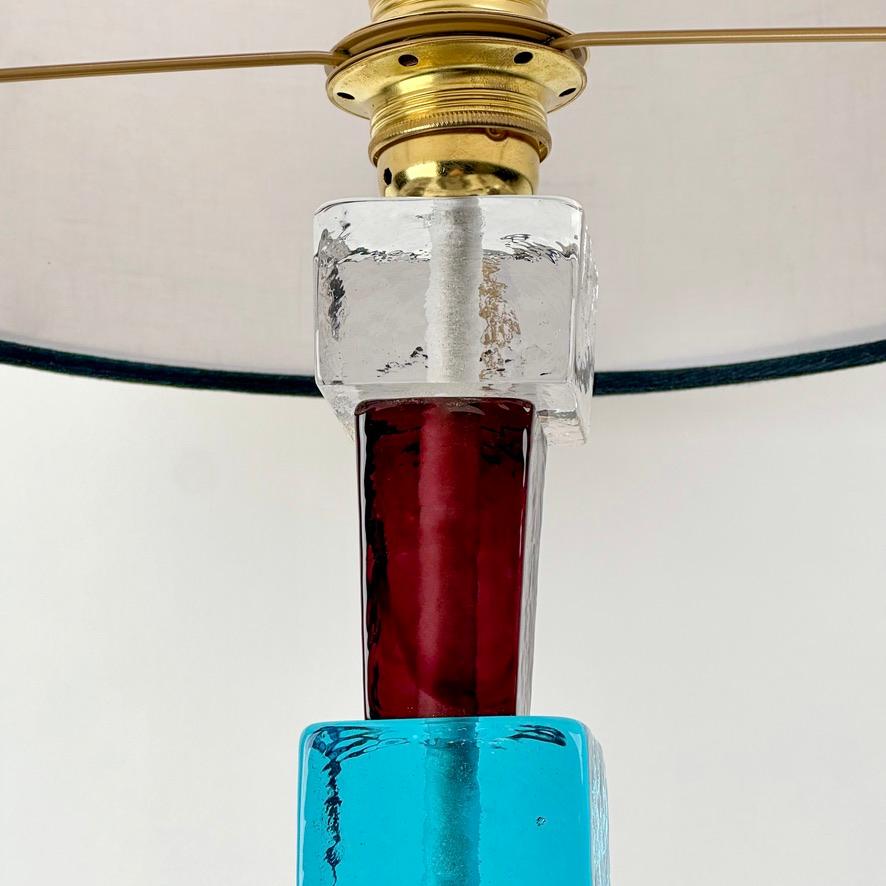 Moderne Paire de lampes de table en laiton et verre d'art multicolore de Murano de la fin du 20e siècle en vente