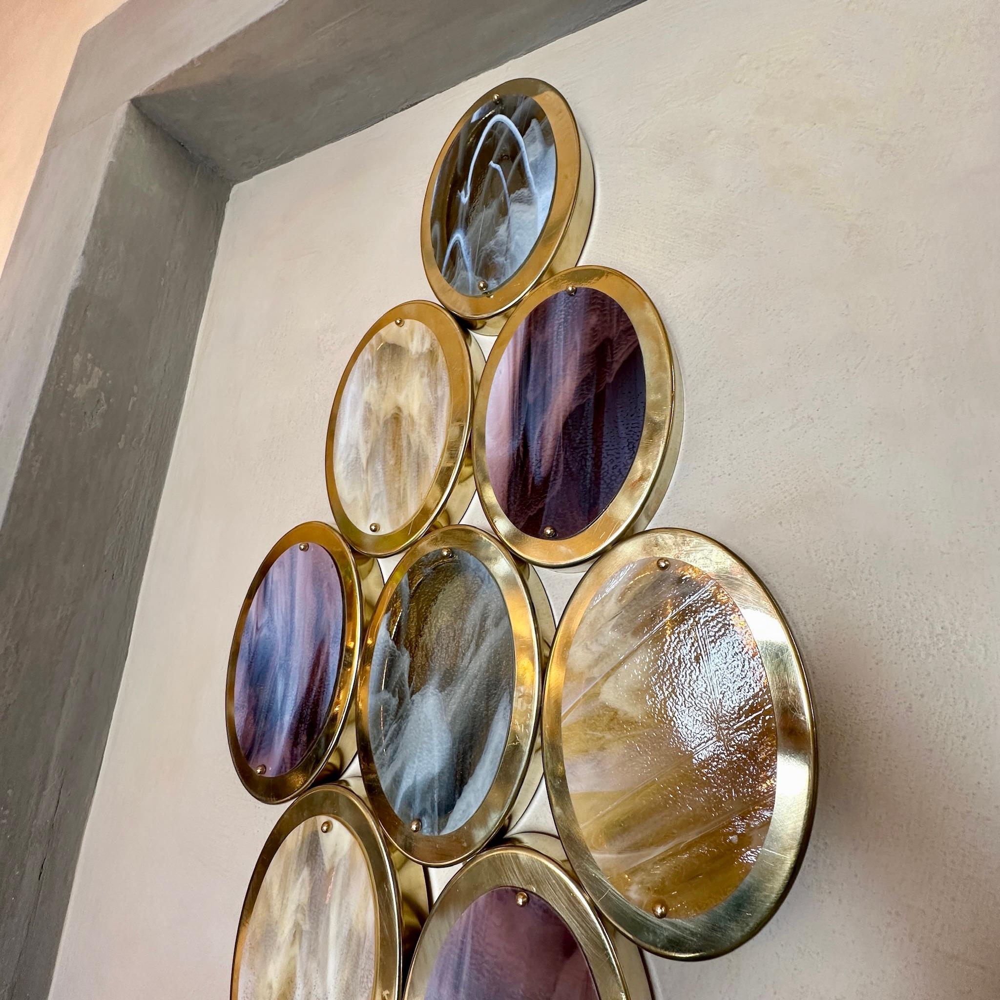 Italiano Coppia di lampade in ottone e vetro di Murano ovale e multicolore della fine del XX secolo in vendita